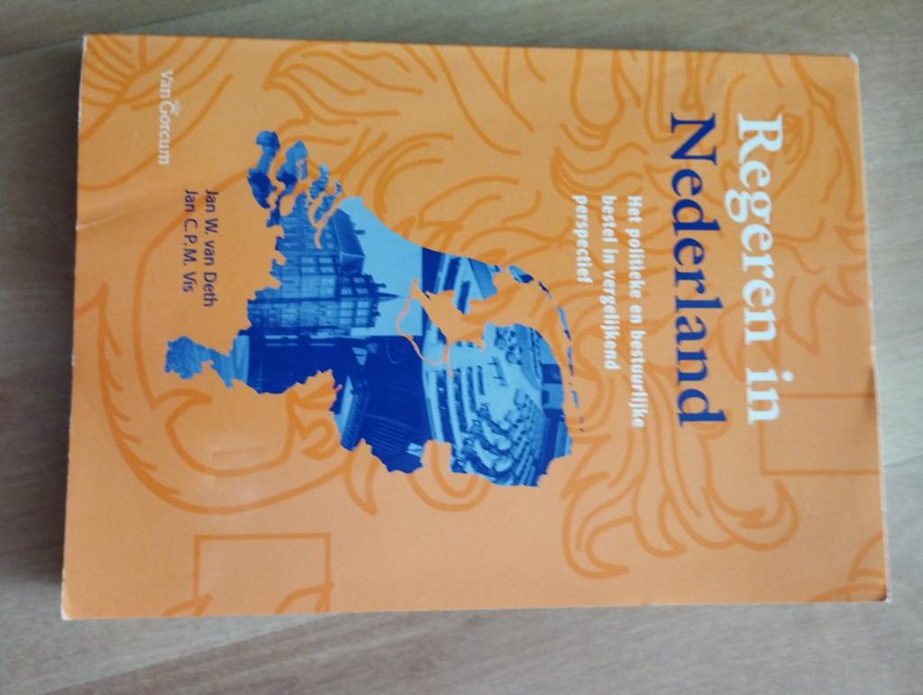 Regeren in Nederland: Politiek en Bestuurlijke Perspectief, Gelezen, Ophalen of Verzenden, Politiek en Staatkunde, Nederland
