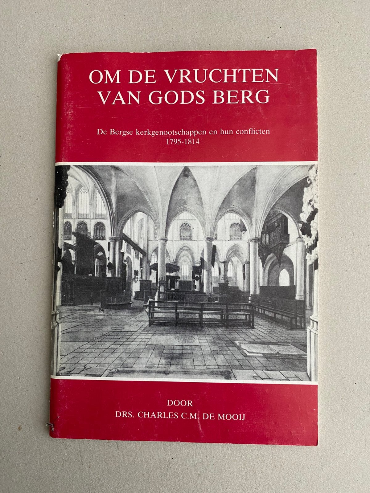 Om de vruchten van gods berg, Ophalen of Verzenden, Zo goed als nieuw