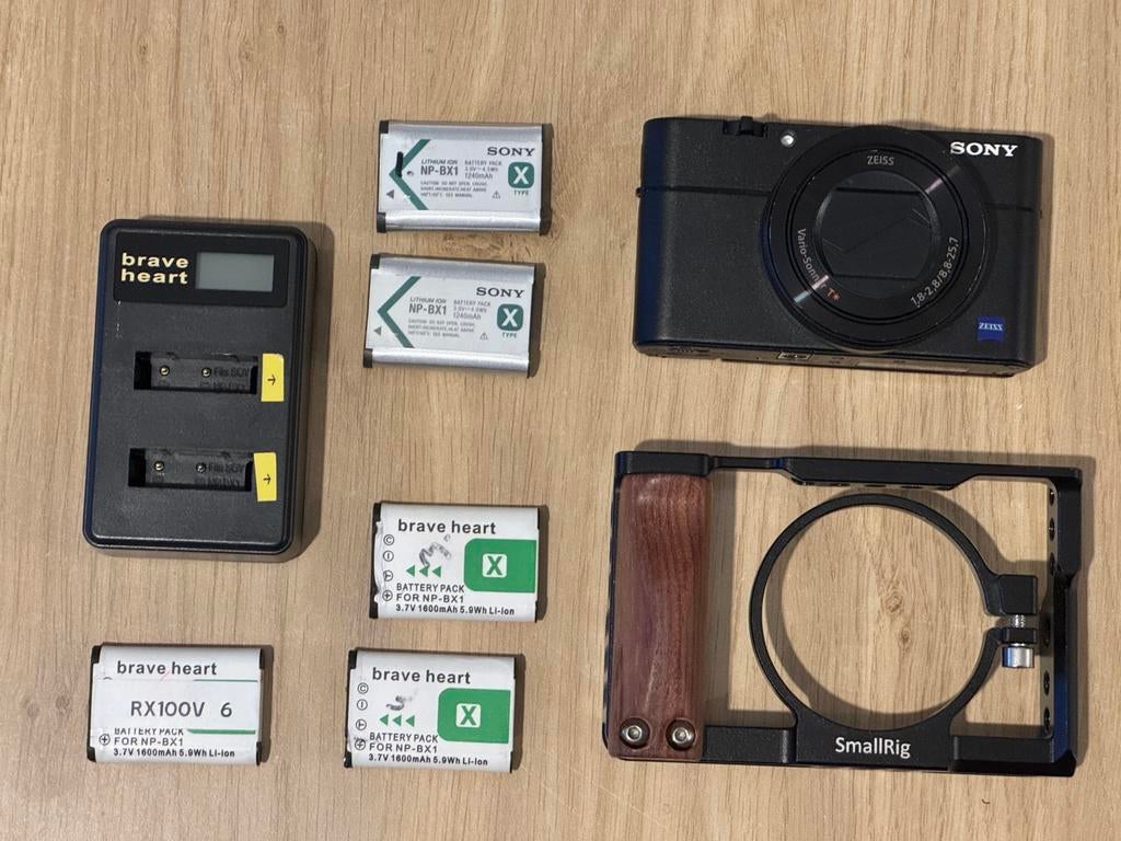 Sony RX100 V (M5) + SmallRig + 5 accu’s, uitstekende staat, Gebruikt, 20x of meer, Ophalen of Verzenden, Sony