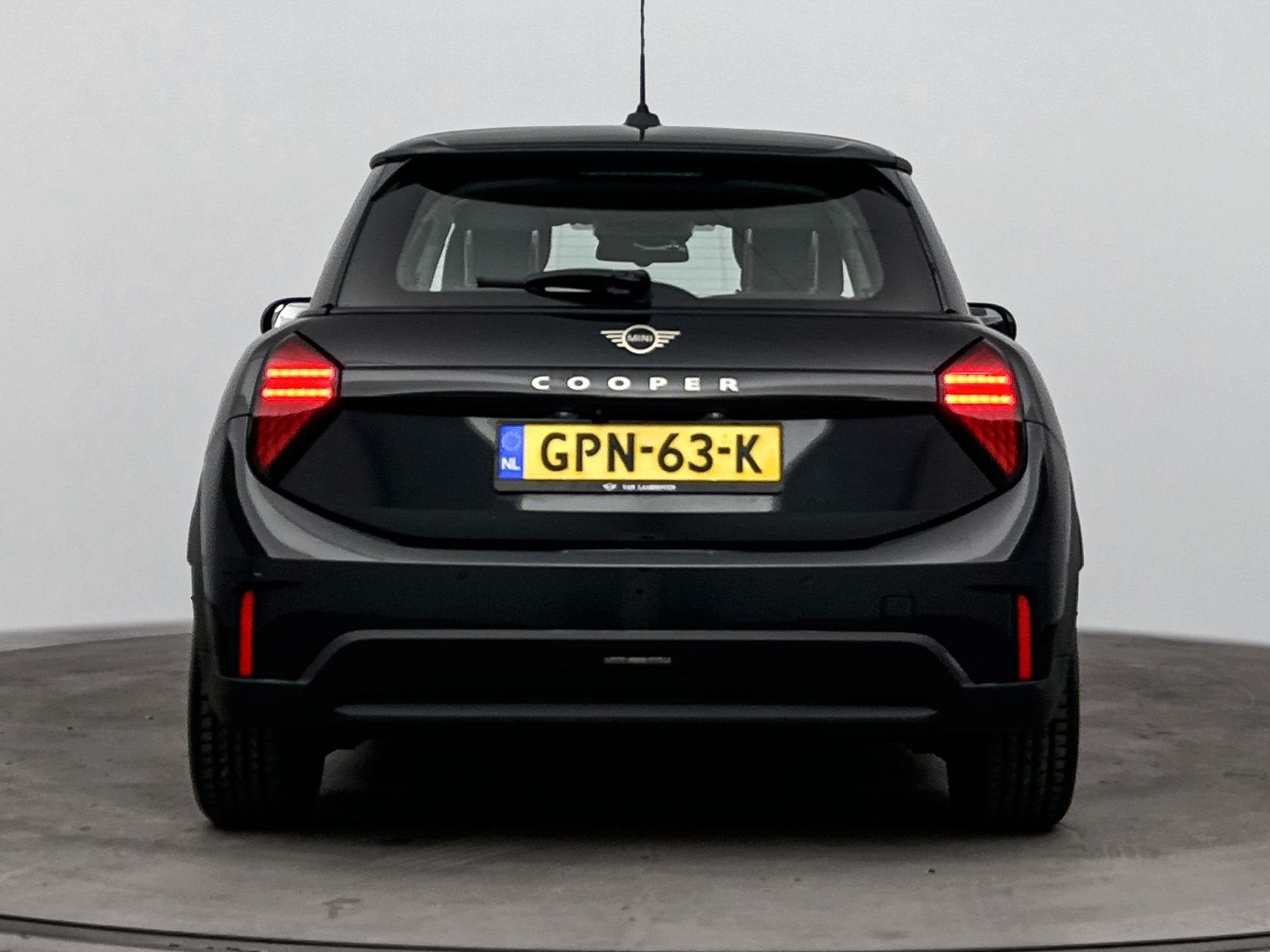 MINI Hatchback Cooper C Essential Automaat / LED / Parking A, Auto's, Mini, Dealer onderhouden, Gebruikt, 156 pk, Met garantie (alle)