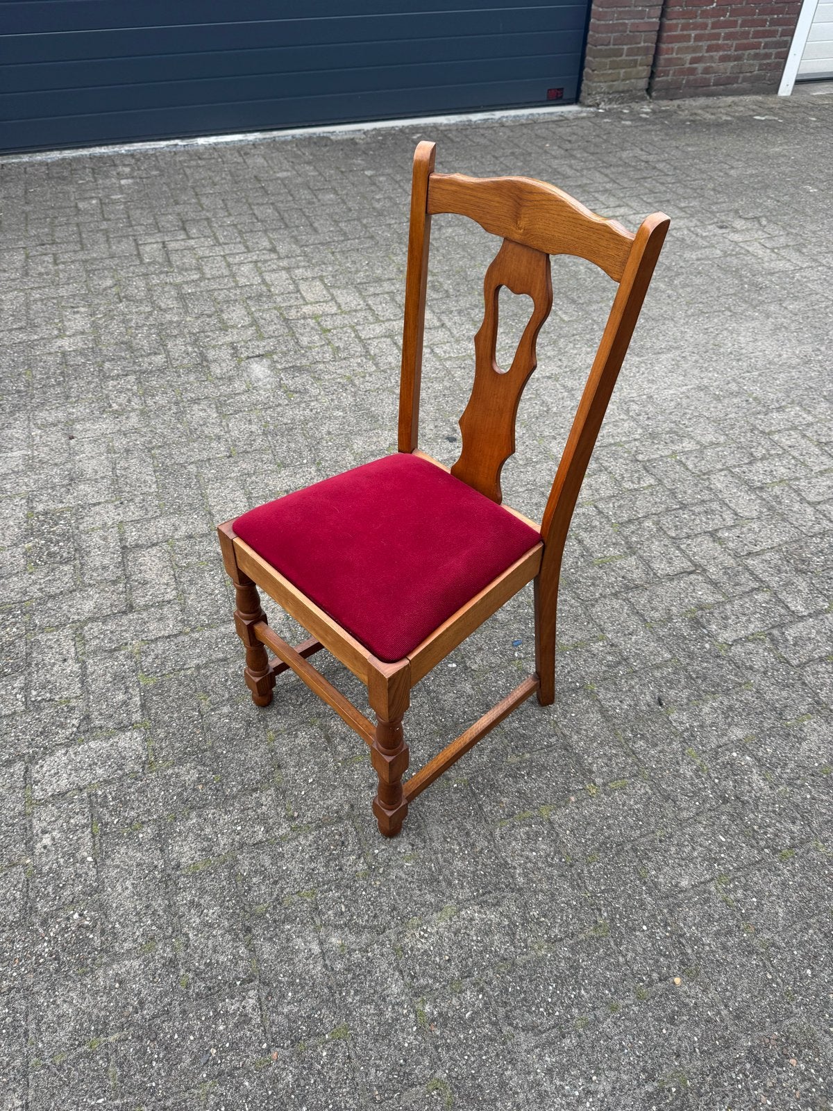 Antieke houten stoel met rood fluwelen zitting, Ophalen