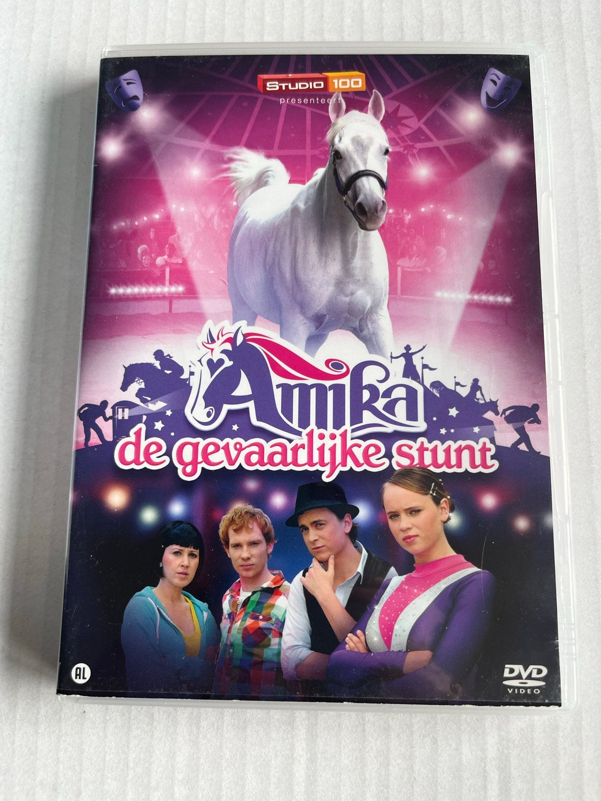Amika: De Gevaarlijke Stunt DVD - Studio 100, Gebruikt, Alle leeftijden, Tv-serie, Familie