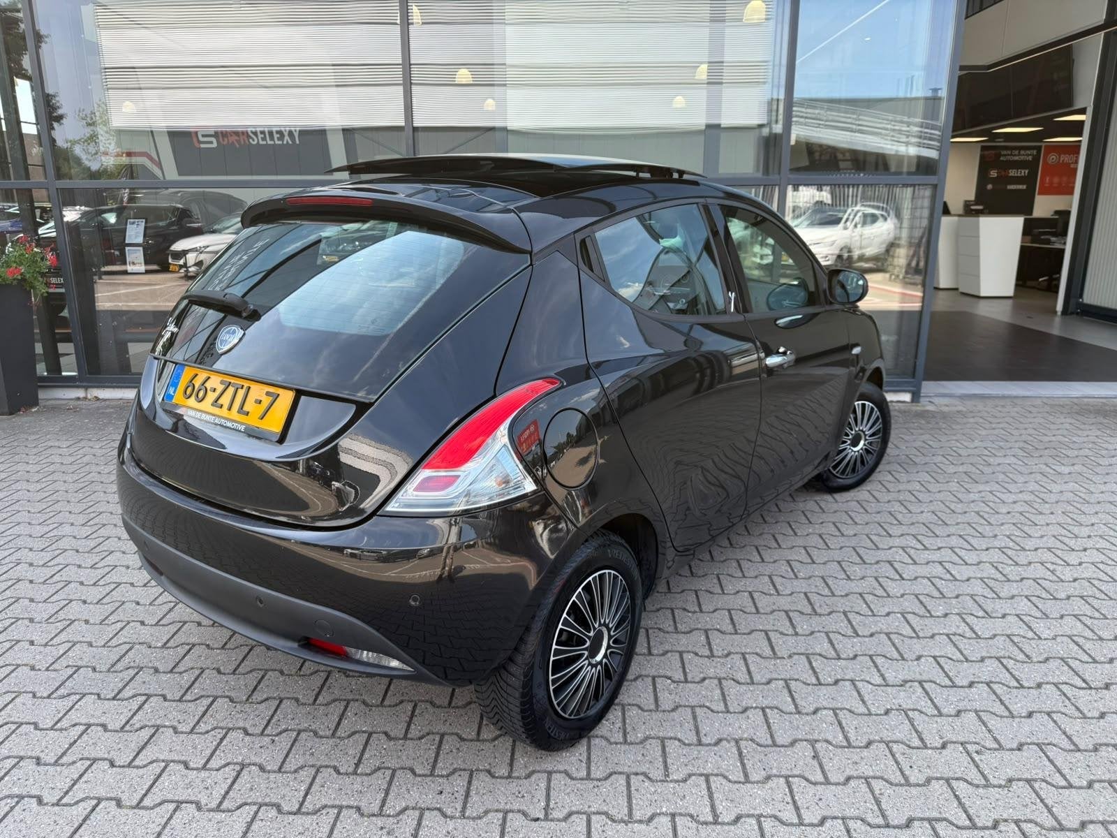 Lancia Ypsilon 0.9 TwinAir Platinum *Schuif-/Kanteldak & Cru, Voorwielaandrijving, Euro 5, 86 pk, Gebruikt
