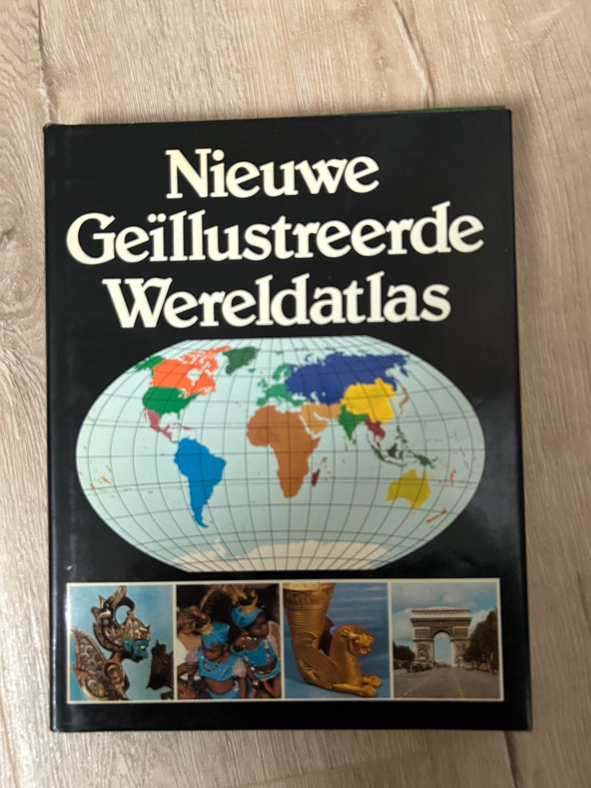 Nieuwe Geillustreerde Wereldatlas, Boeken, Ophalen of Verzenden, Gelezen, Landkaart