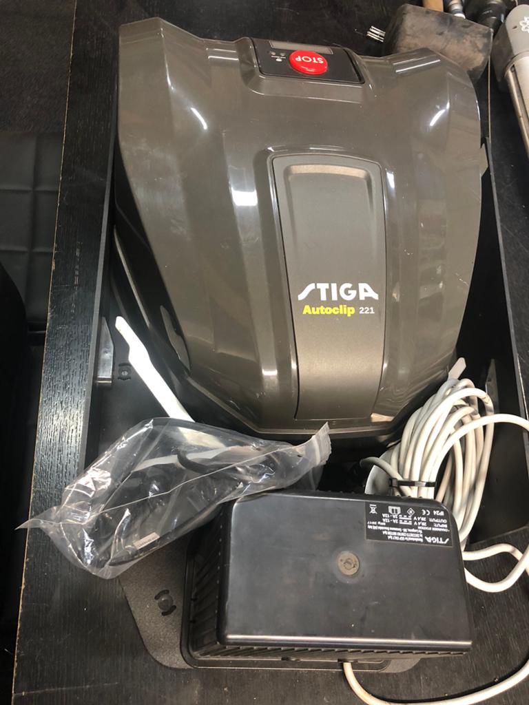 Stiga Autoclip 221 Robotmaaier, Tuin en Terras, Grasmaaiers, Zo goed als nieuw, Accu-grasmaaier, Minder dan 30 cm, Cirkelmaaier