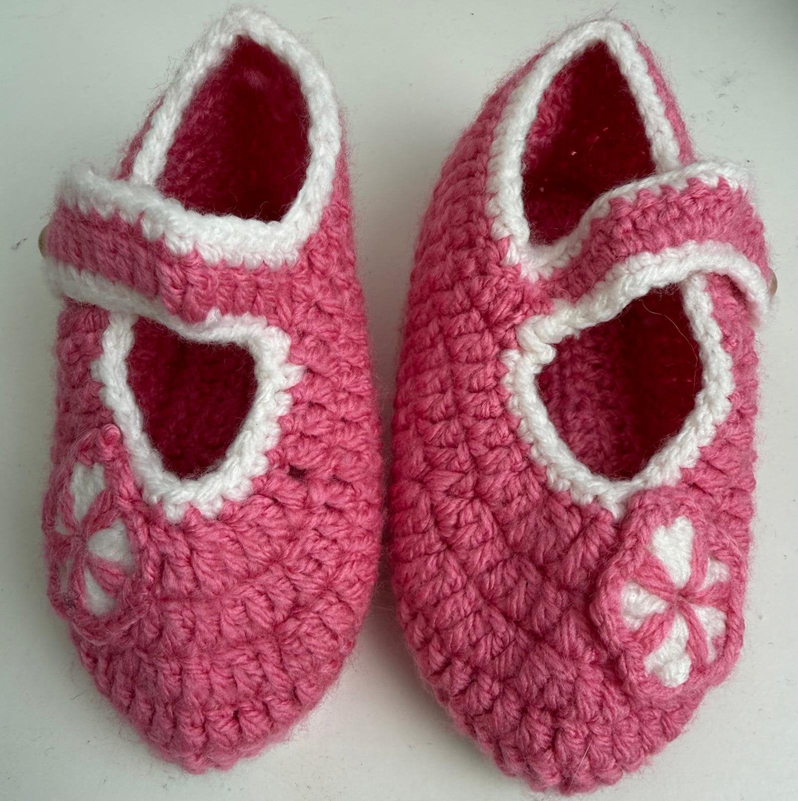 Roze gehaakte babyslofjes met bloemdetail, Kinderen en Baby's, Babykleding | Schoentjes en Sokjes, Ophalen of Verzenden, Nieuw