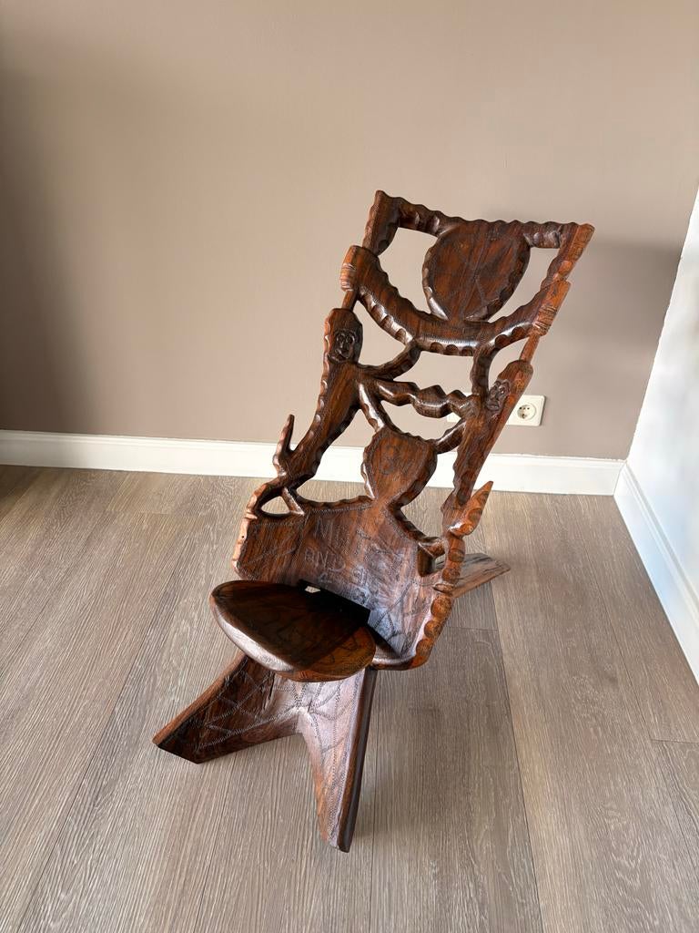 Houten stoel met houtsnijwerk, Huis en Inrichting, Stoelen, Ophalen, Gebruikt, Bruin, Eén