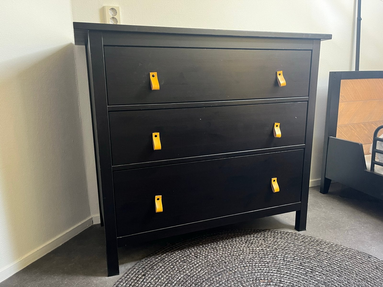 IKEA Hemnes ladekast, zwart, met okergele leren handgrepen, Ophalen, Gebruikt, 100 tot 150 cm, 3 of 4 laden