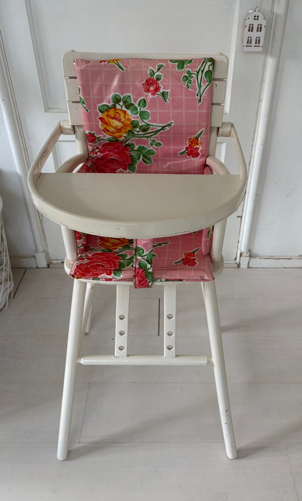 Vintage houten kinderstoel wit met roze bloemenprint, Kinderen en Baby's, Kinderstoelen, Ophalen, Gebruikt, Overige typen, Afneembaar eetblad