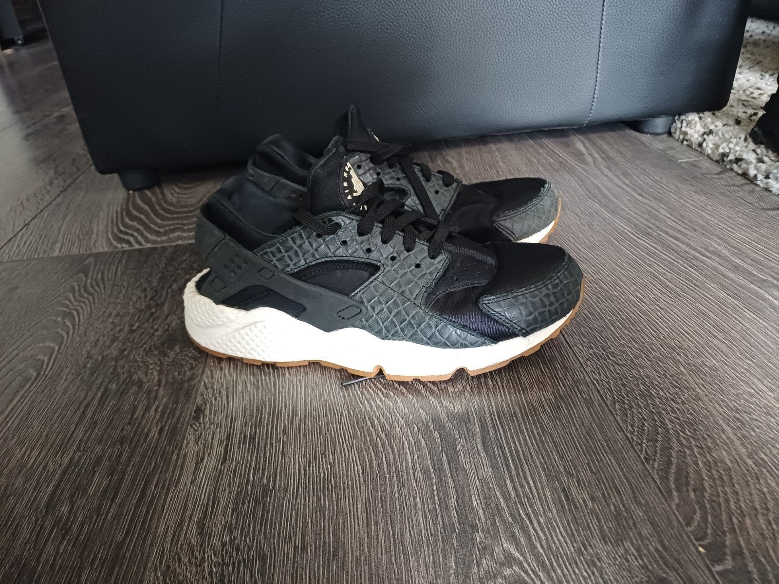 Nike Air Huarache sneakers - Zwart met slangenprint, Kleding | Dames, Schoenen, Zwart, Nike, Ophalen of Verzenden, Sneakers of Gympen