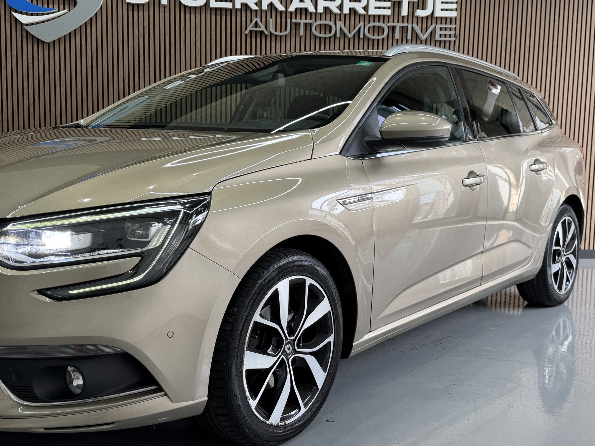 Renault Mégane Estate 1.3 TCe 130pk Bose | Groot Navi | Cam, Auto's, Gebruikt, 4 cilinders, Bruin, Leder en Stof