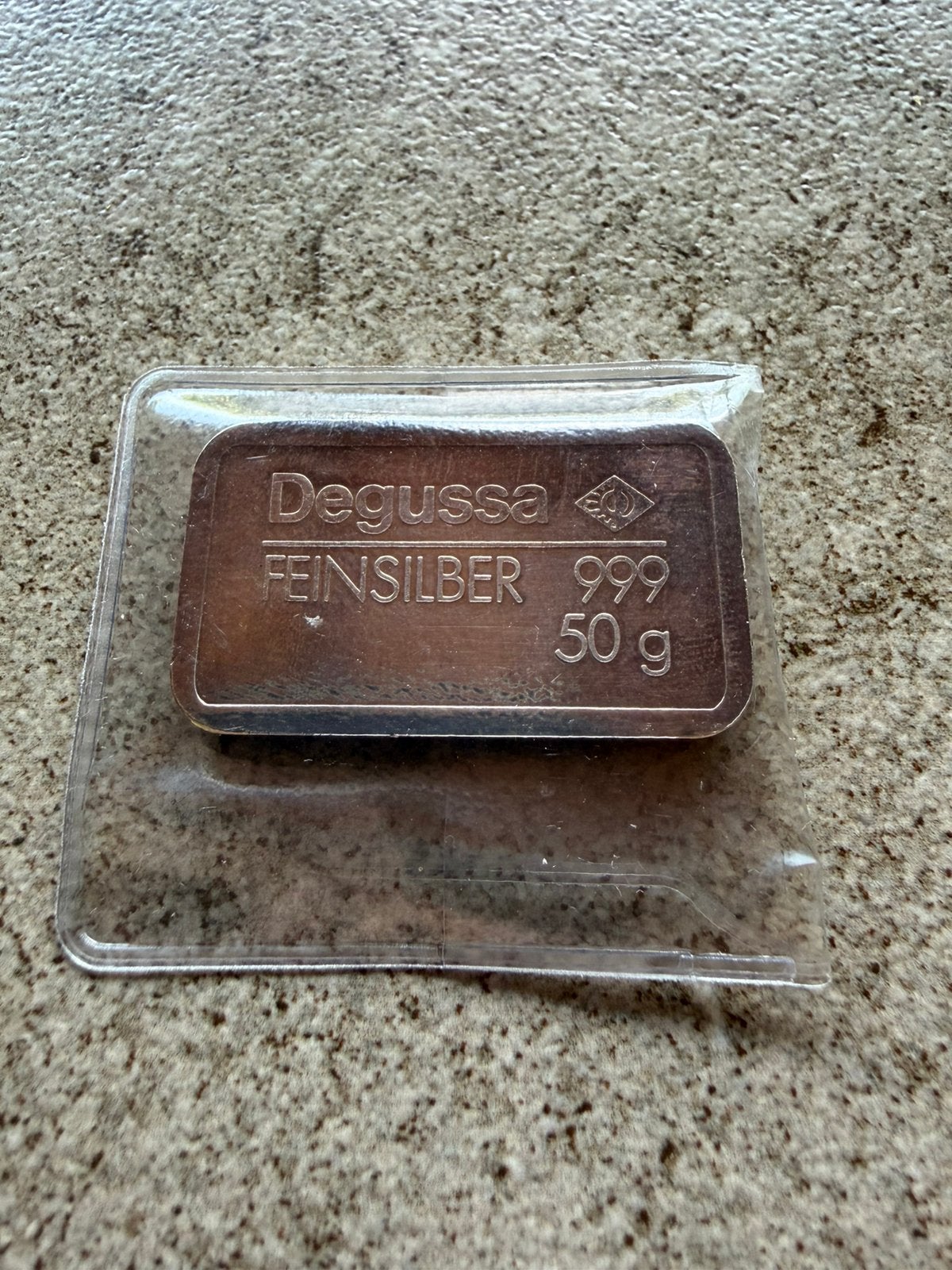 50 gram Degussa motief baartje in seal, Verzenden, Goud