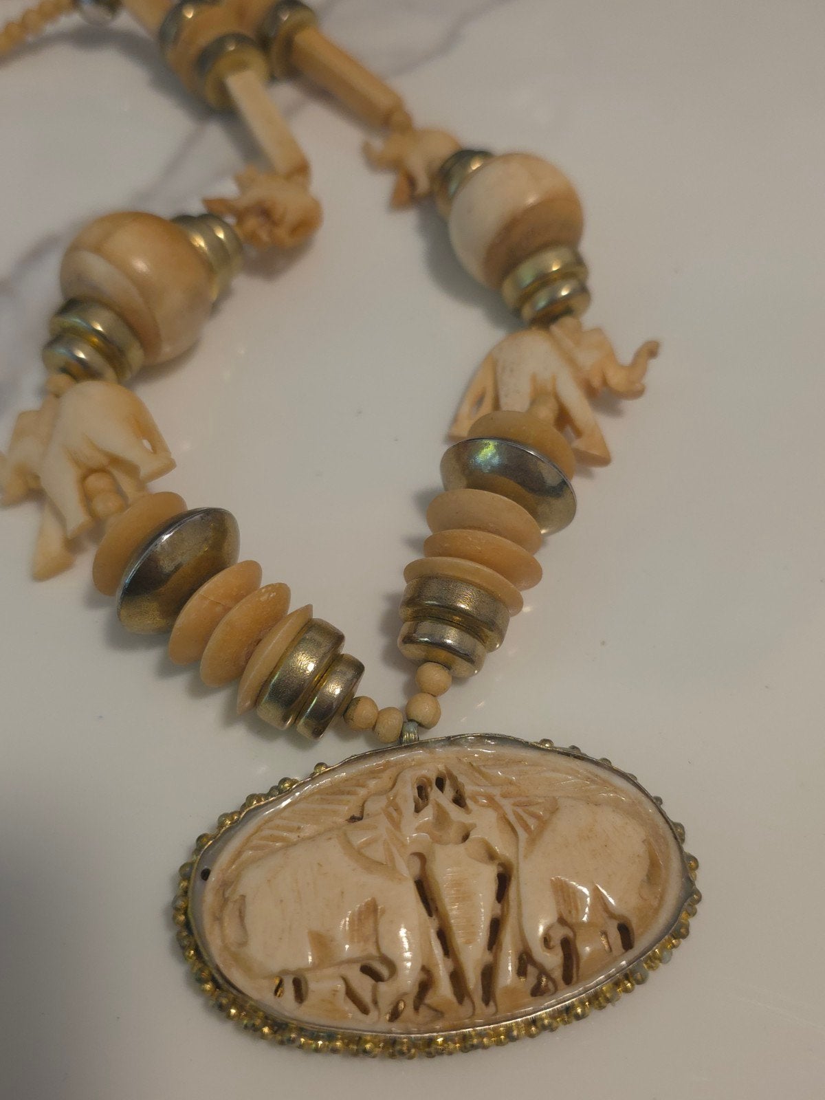 Vintage ketting met gesneden olifanten hanger en kralen, Gebruikt, Beige, Zwanensingel 239, Opallove