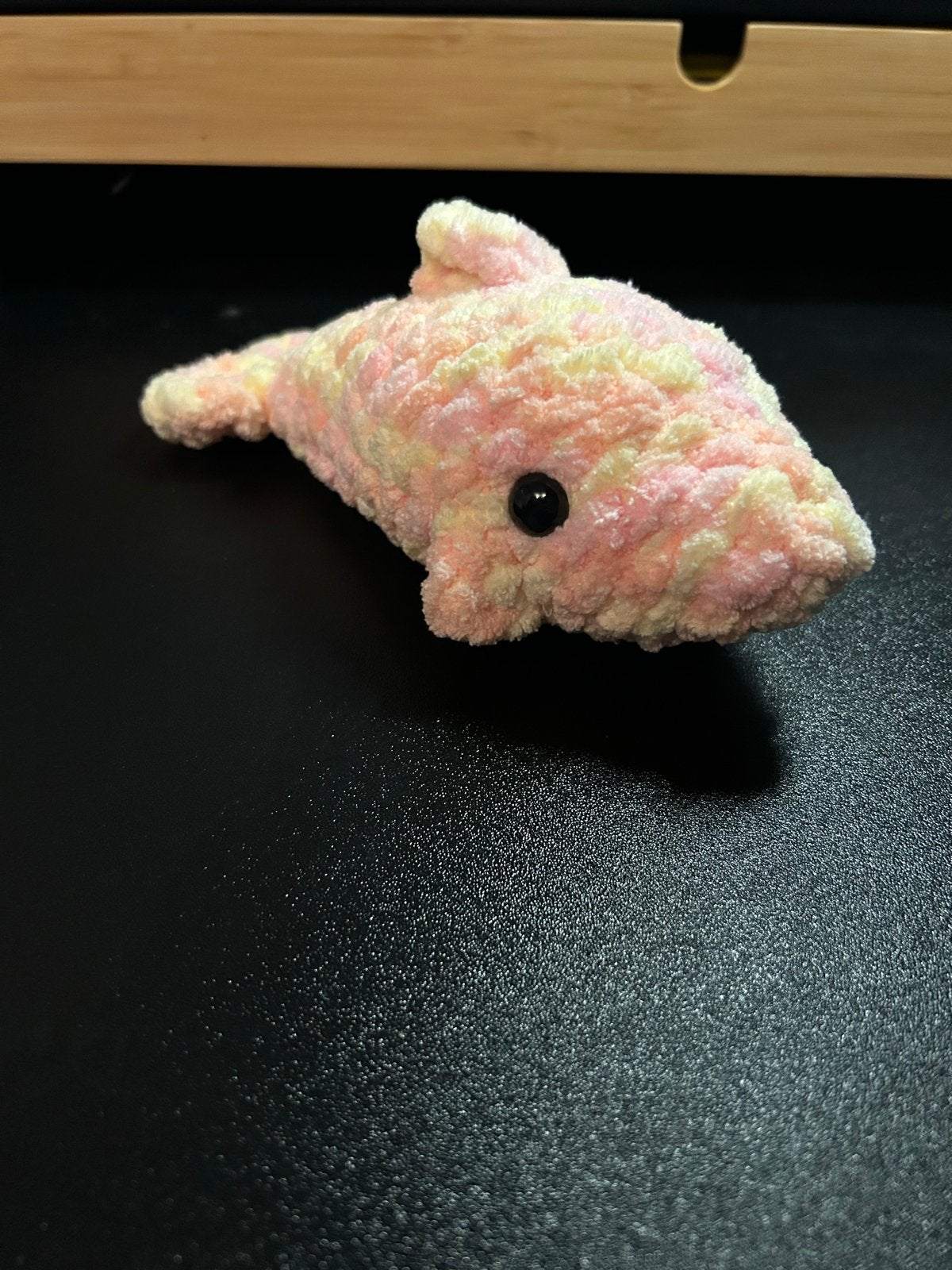 Schattige handgemaakte gehaakte dolfijn - Roze/Geel, Overige typen, Nieuw, Meerkleurig, Klein (minder dan 20 cm)