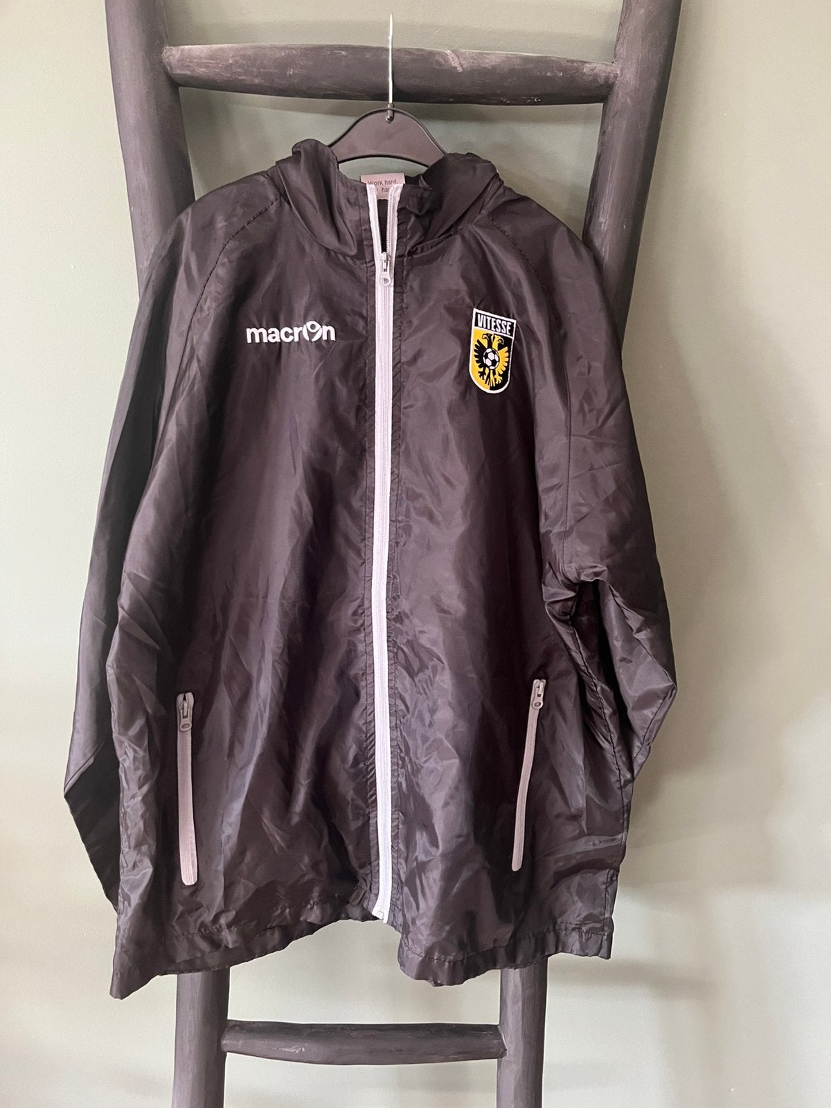 Zwart Vitesse Jack L Macron grijs jassen jacket windjack, Kleding | Heren, Sportkleding, Maat 52/54 (L), Verzenden, Zwart, Nieuw