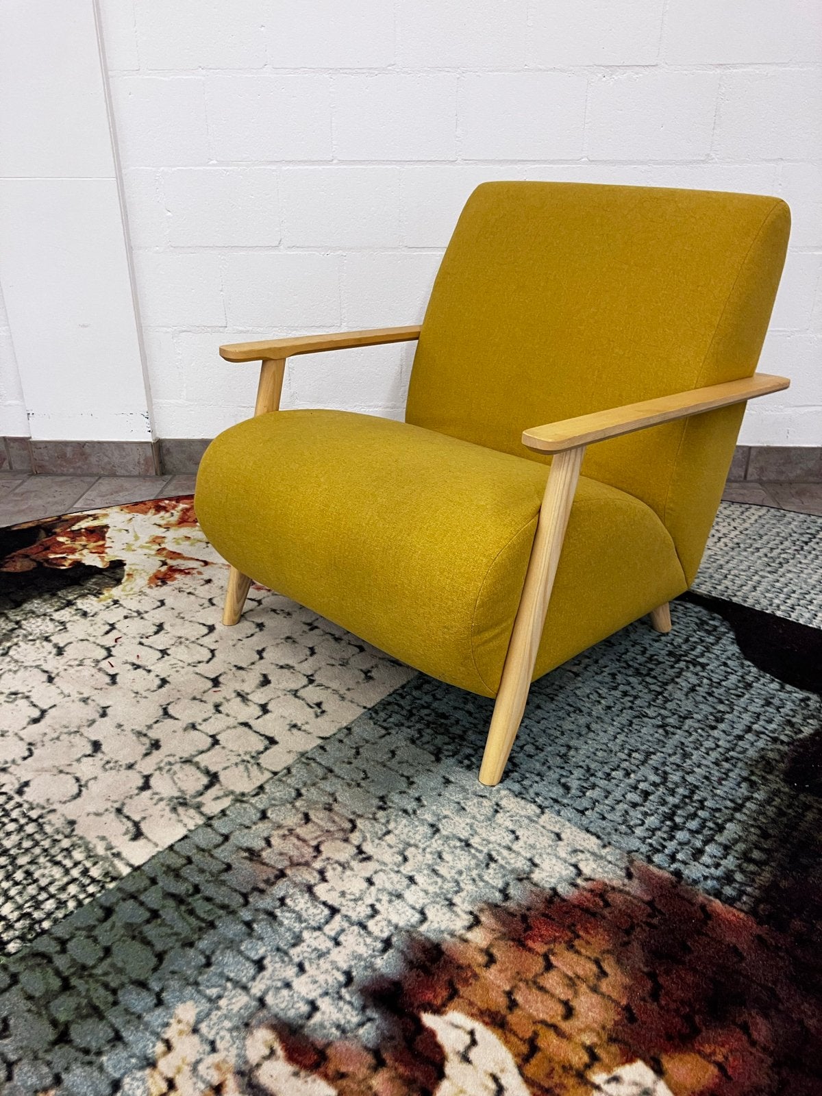 Kave Home Meghan fauteuil - Okergeel, Ophalen of Verzenden, Zo goed als nieuw, Hout, 75 tot 100 cm