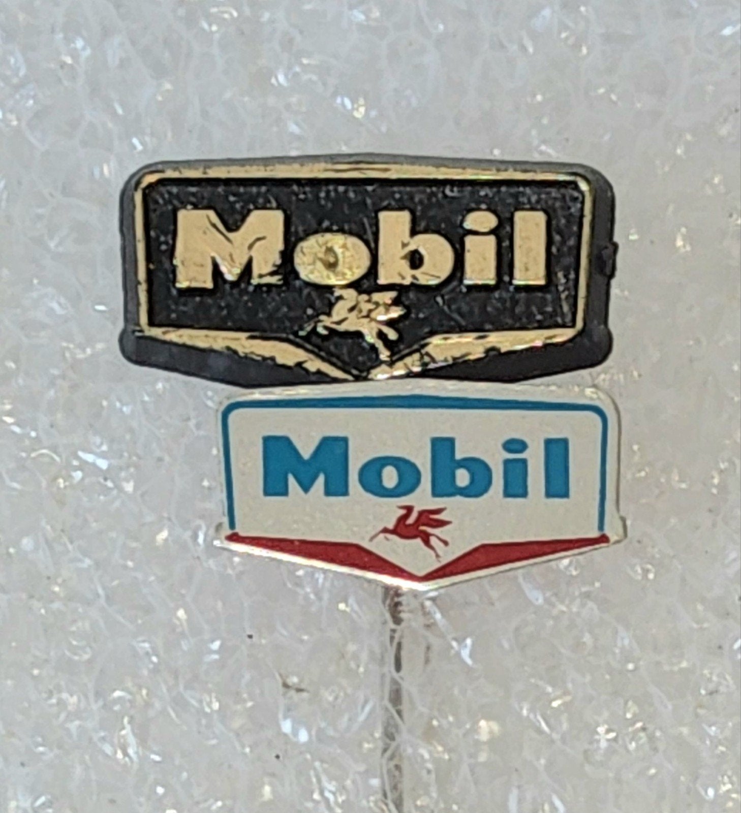 2 Mobil Speldjes - Vintage Collectie, Ophalen of Verzenden, Gebruikt, Merk, Speldje of Pin