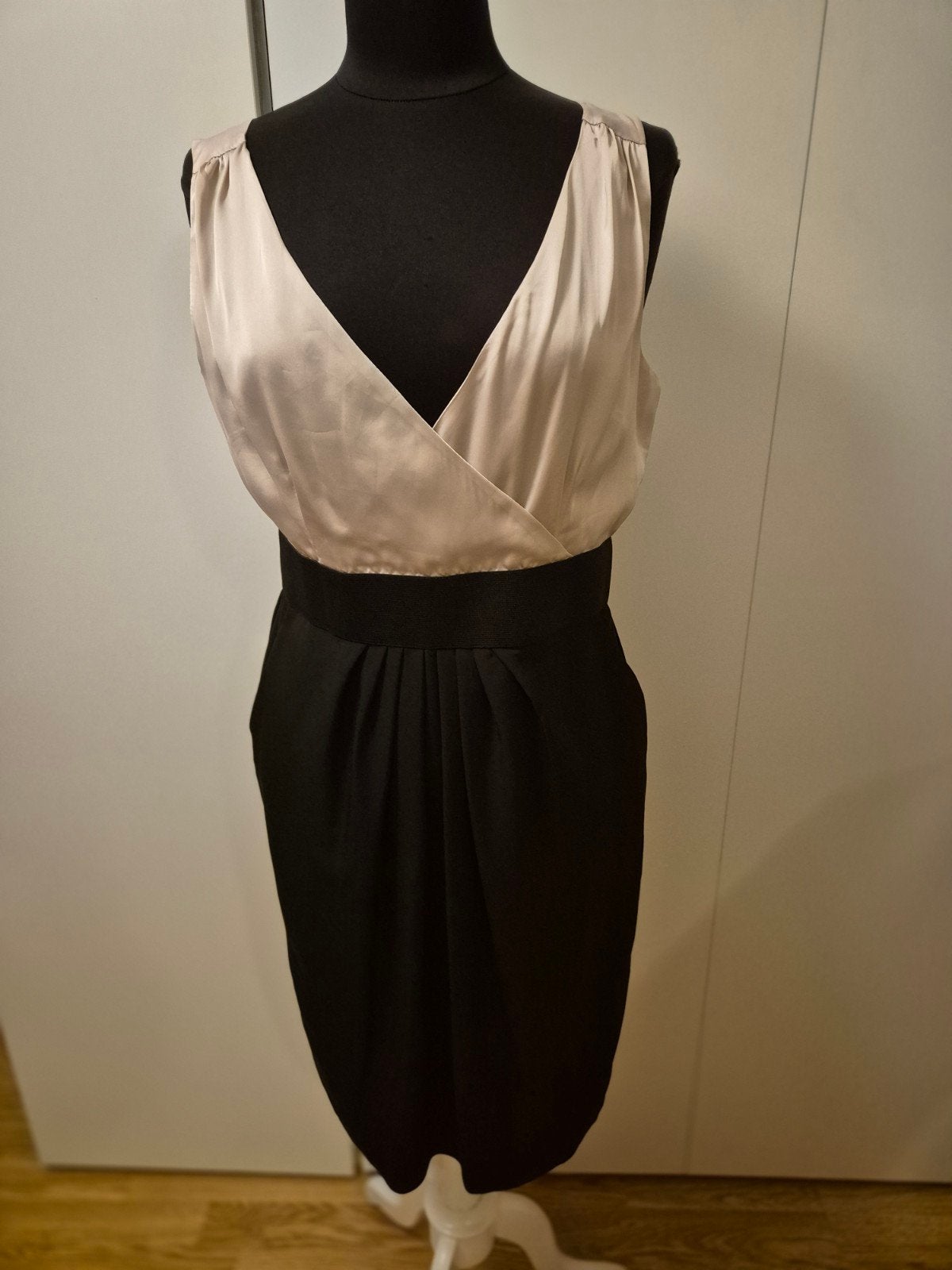 Prachtige H&M Cocktailjurk (Satijn & Zwart) – maat L, Kleding | Dames, H&M, Beige, Maat 42/44 (L), Ophalen of Verzenden