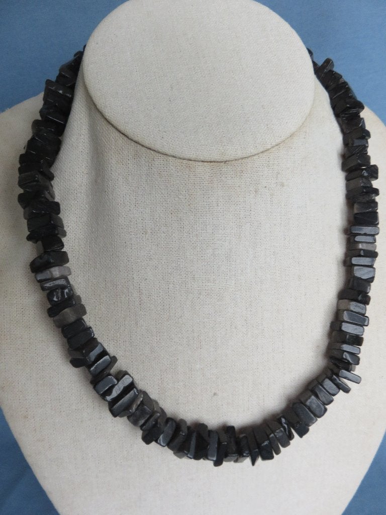 Antieke kralen ketting in zwart steen - bodemvondst, Ophalen of Verzenden, Overige materialen, Ketting