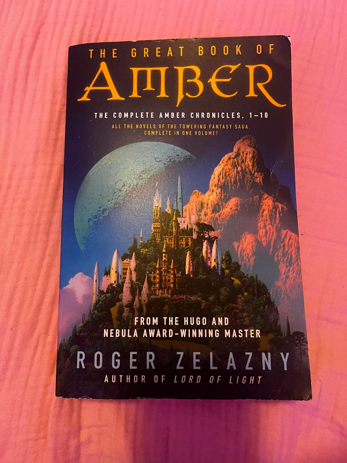 The Great Book of Amber - Roger Zelazny (Engels), Boeken, Ophalen of Verzenden, Gelezen, Roger Zelazny