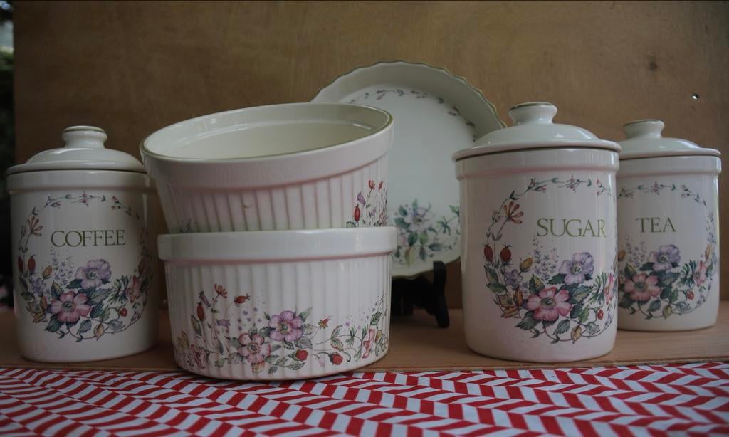 Vintage voorraadpotten en ovenschalen met bloemmotief, Huis en Inrichting, Gebruikt, Keramiek, Overige typen, Ophalen of Verzenden