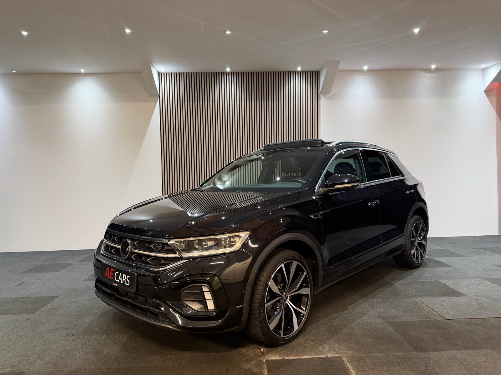Volkswagen T-Roc 1.5 TSI 3x R-Line|IQ-LIGHT|PANO|CAM|KEYLLES, 1498 cc, 4 cilinders, 150 pk, Zwart