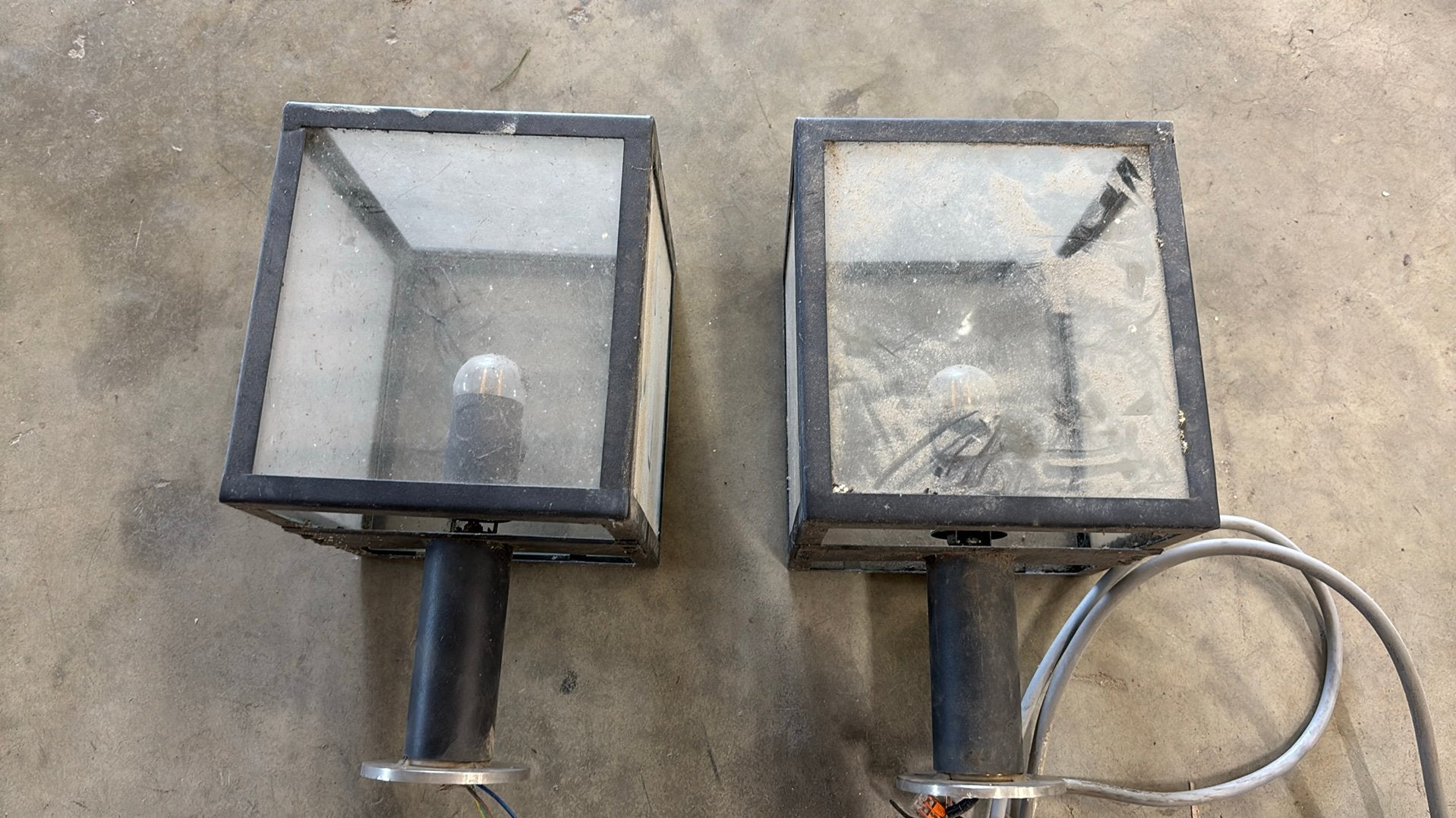 2 tuinlampen, Staal, Staande lamp, Ophalen of Verzenden, Netvoeding