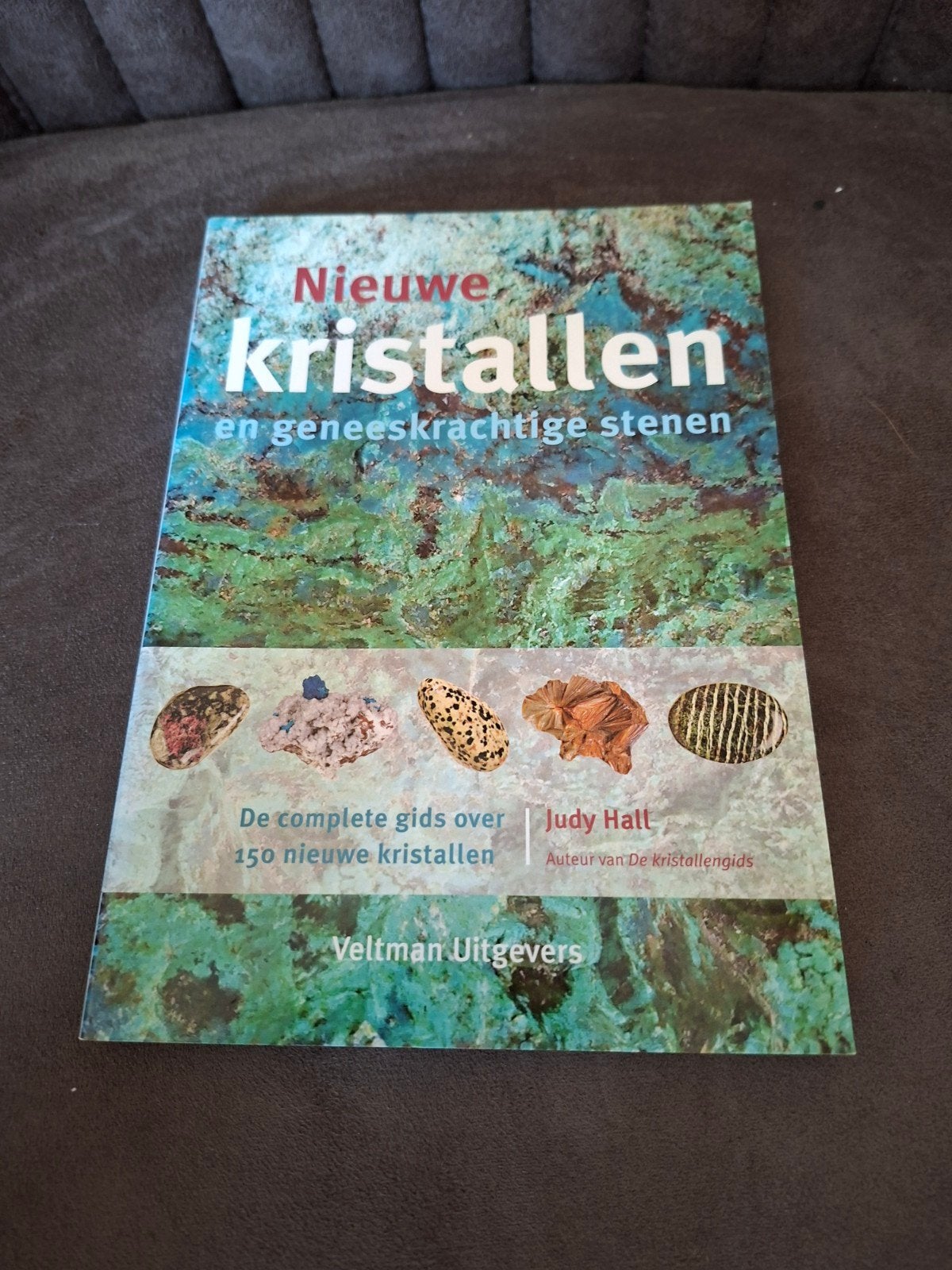 Nieuwe kristallen en geneeskrachtige stenen - Judy Hall, Achtergrond en Informatie, Spiritualiteit algemeen, Ophalen of Verzenden