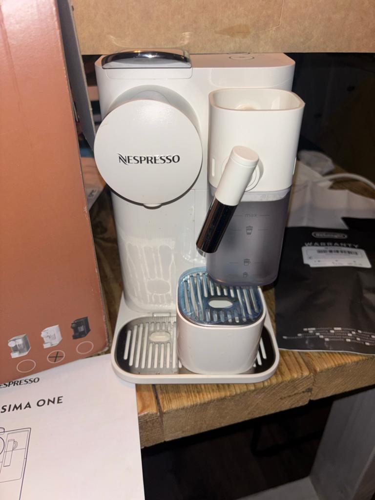 Delonghi Nespresso lattissima one wit  Zo goed als nieuw, Koffiemachine, Ophalen of Verzenden, Zo goed als nieuw, 1 kopje