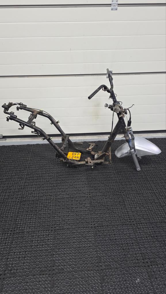 Frame Peugeot Kisbee met plaat en papieren, Fietsen en Brommers, Brommeronderdelen | Scooters, Ophalen, Gebruikt, Frame, Peugeot