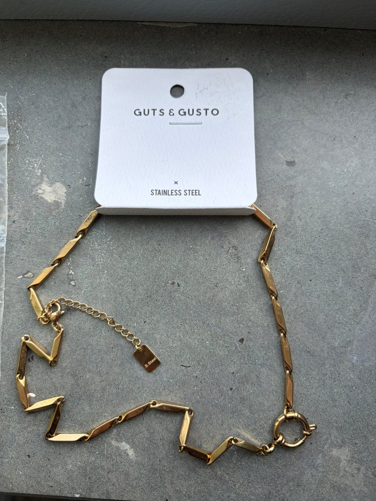 Nieuwe ketting Guts & Gusto goud verstelbaar met hanger, Sieraden, Tassen en Uiterlijk, Overige materialen, Verstelbaar, Nieuw