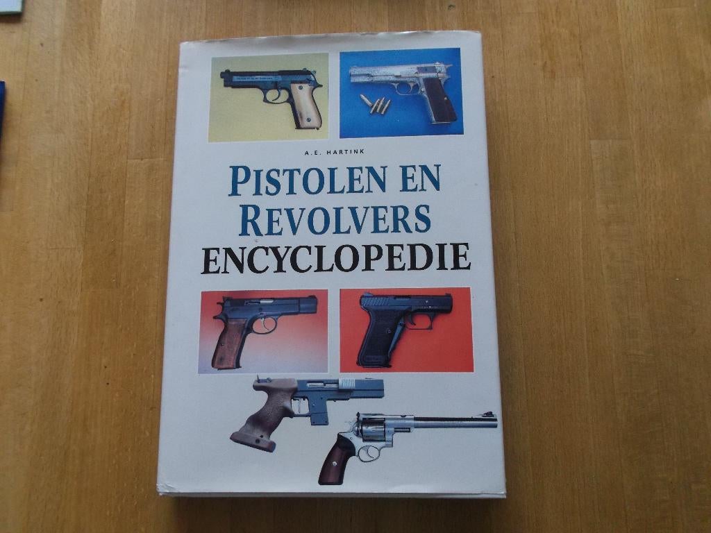 PISTOLEN EN REVOLVERS, BOEK, Verzenden, Landmacht, Nederland, Boek of Tijdschrift