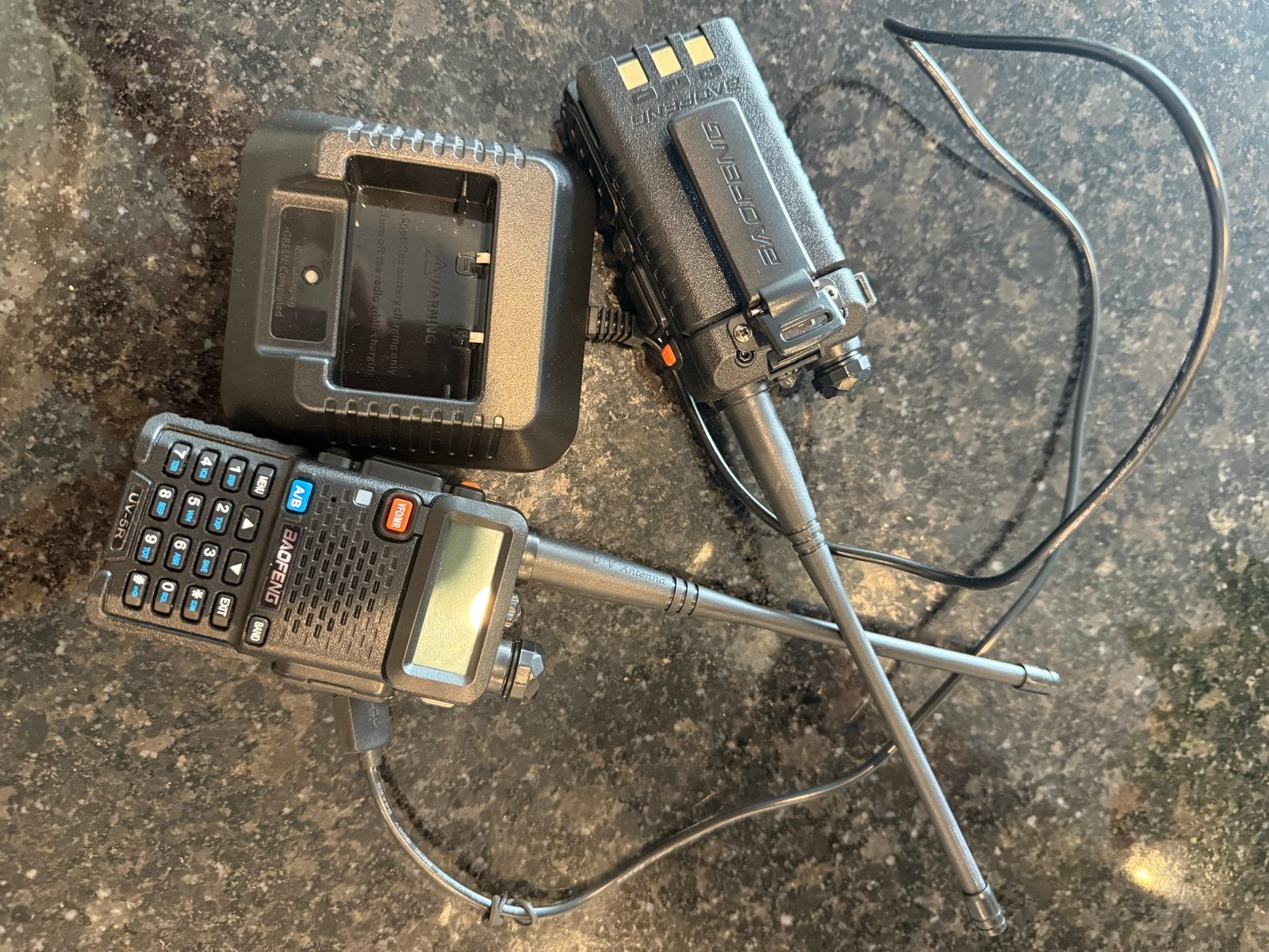 Baofeng UV-5R Portofoons met Oplader - Set van 2, 5 tot 15 km, Ophalen of Verzenden, Zo goed als nieuw, Portofoon of Walkie-talkie
