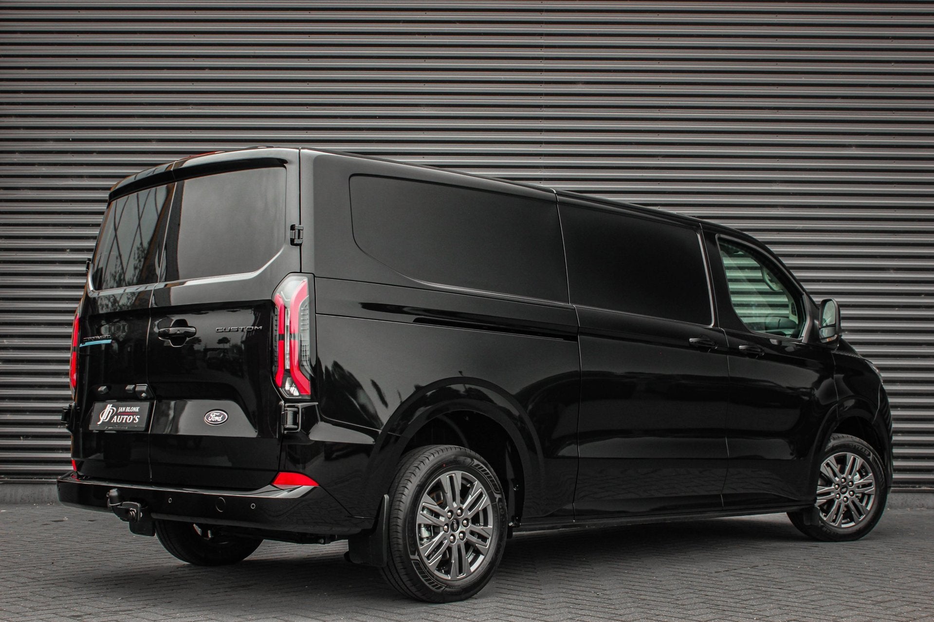 Ford E-Transit Cust. 340 L2H1 Limited 71kWh 218PK / 360 CAME, Auto's, Automaat, Zwart, Zwart, Nieuw
