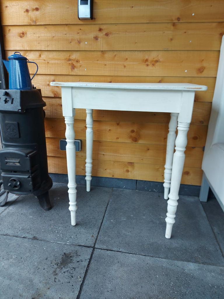 Klein wit tafeltje in "antieke" verf, Ophalen of Verzenden
