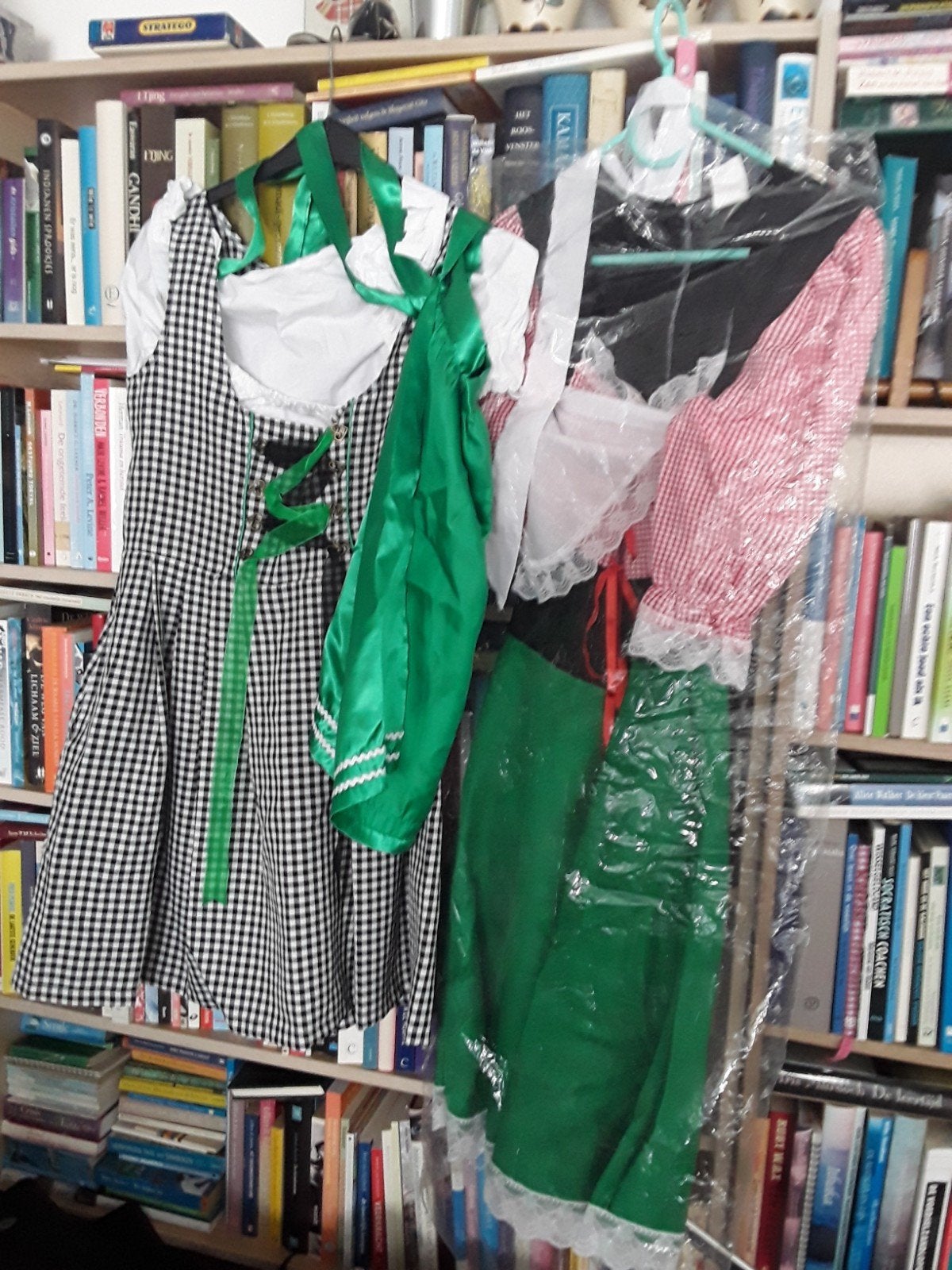 2 setjes voor oktoberfest dirndl jurkjes M, Ophalen of Verzenden, Zo goed als nieuw, Overige thema's