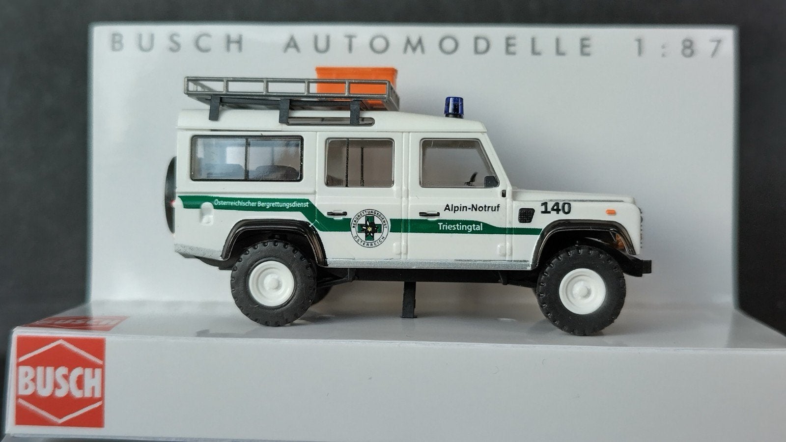 Land Rover Defender Alpin Notruf 1:87 Busch Pol, Overige merken, Auto, Verzenden, .