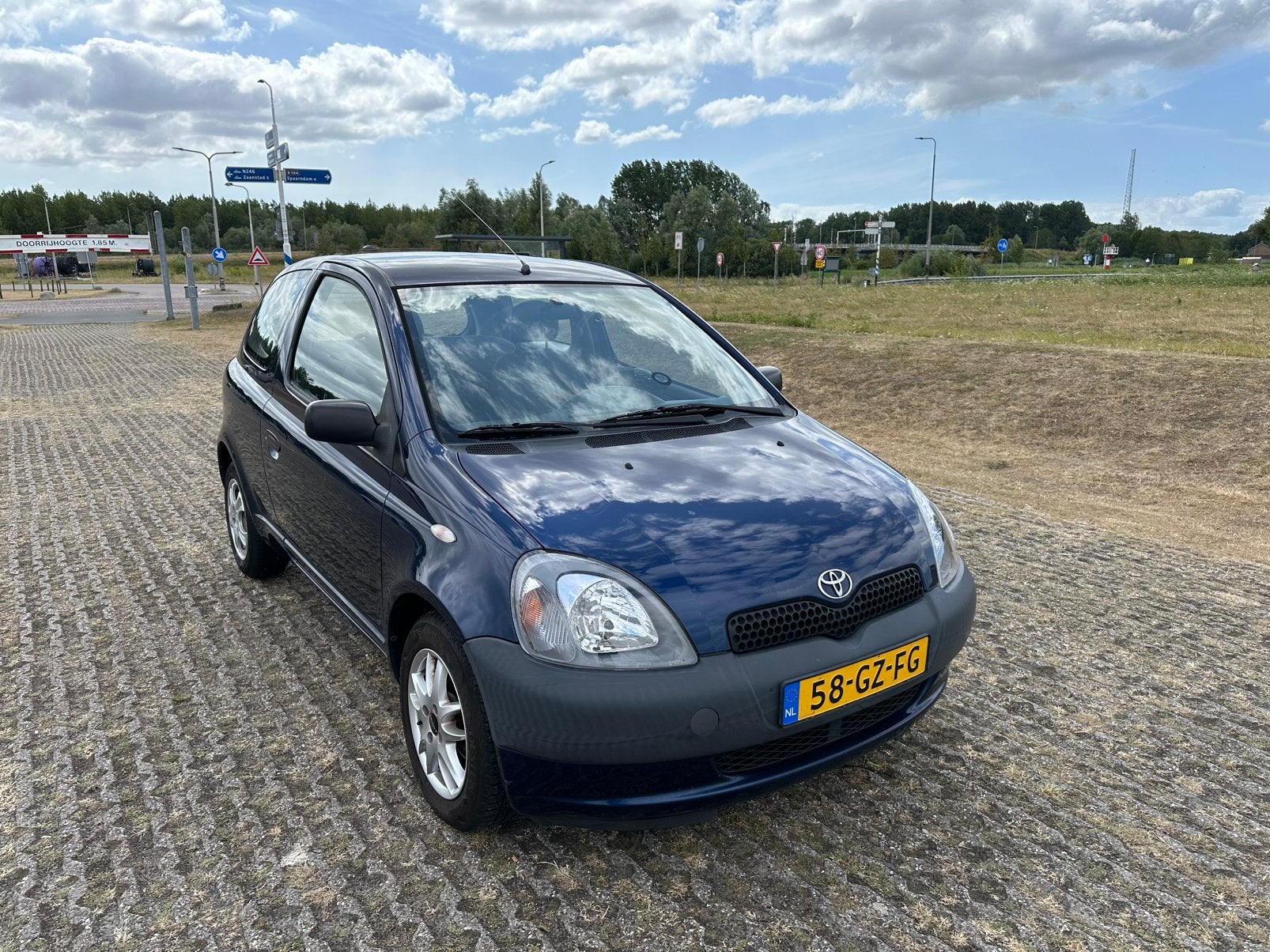 Toyota Yaris 1.0 16V VVT-i Blauw, Auto's, Toyota, Voorwielaandrijving, 4 cilinders, 68 pk, Origineel Nederlands