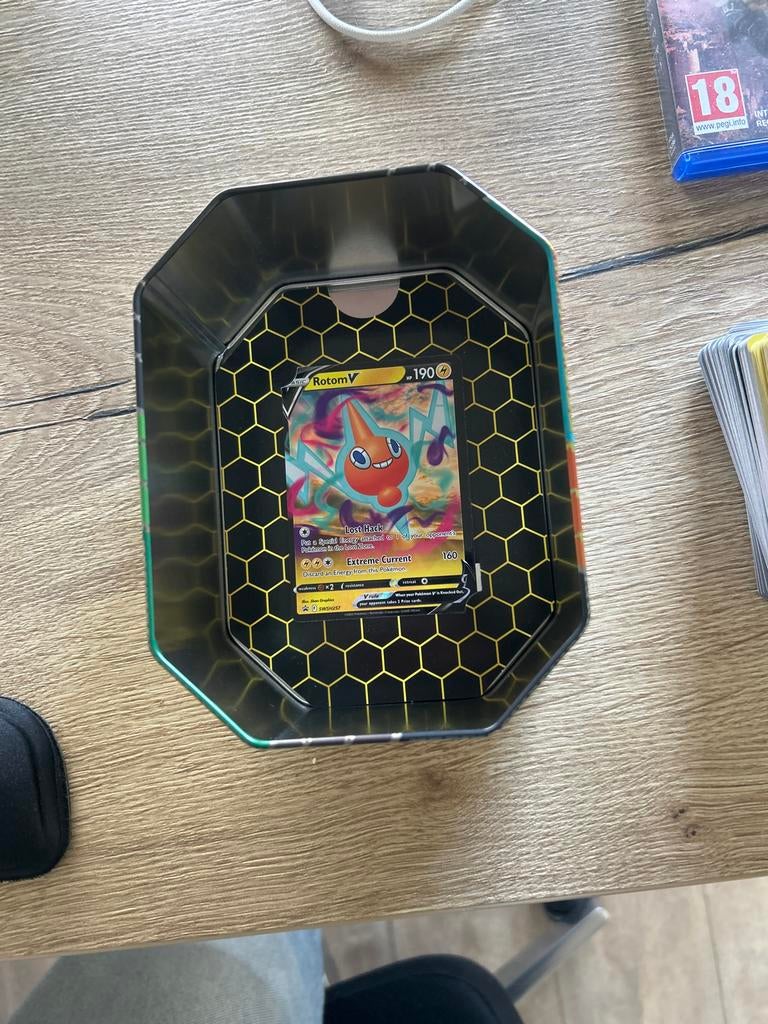 Pokémon kaarten collectie met RotomV en Hisuian Goodra, Ophalen, Gebruikt, Meerdere kaarten