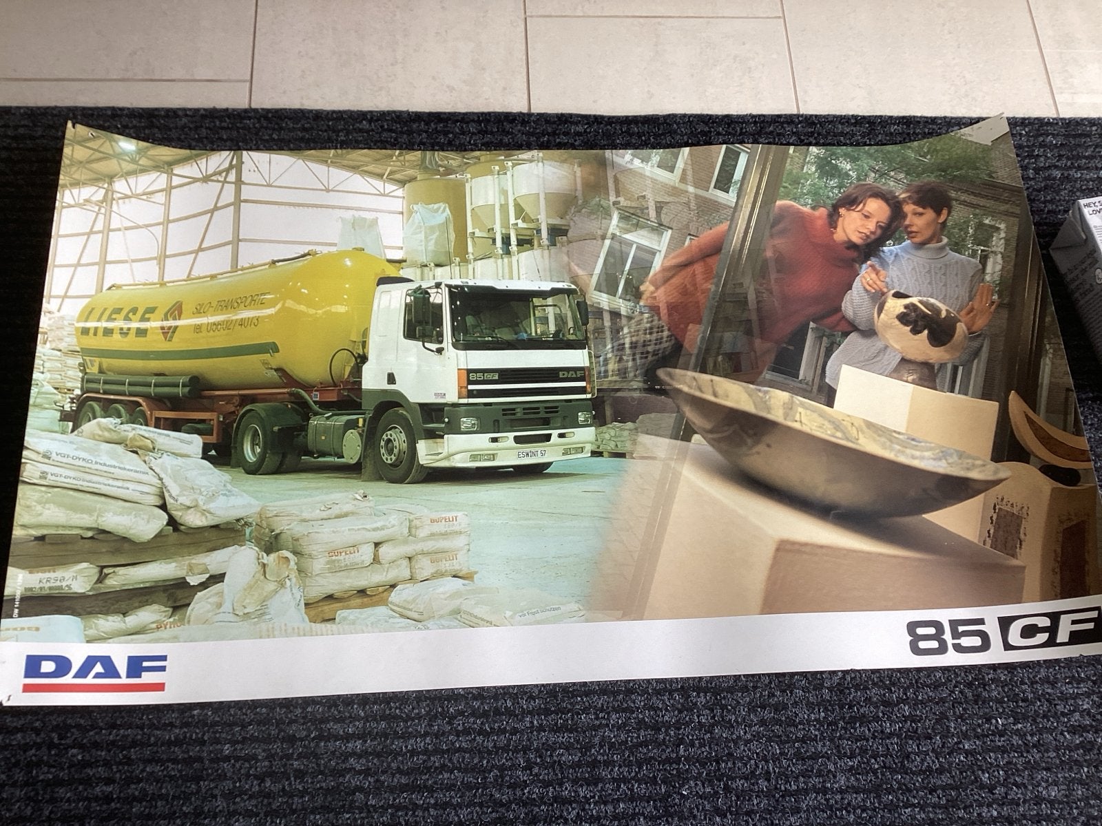 DAF 85CF Vrachtwagen Poster - 1998 98x55 cm, Ophalen of Verzenden, Zo goed als nieuw, Overige merken