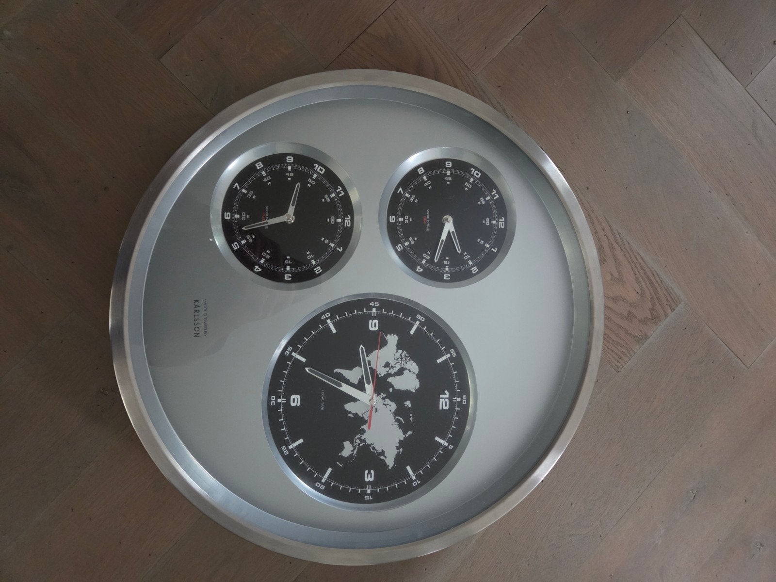 Karlsson World Time Wandklok - Meerdere Tijdzones, Ophalen, Analoog, Zo goed als nieuw, Modern