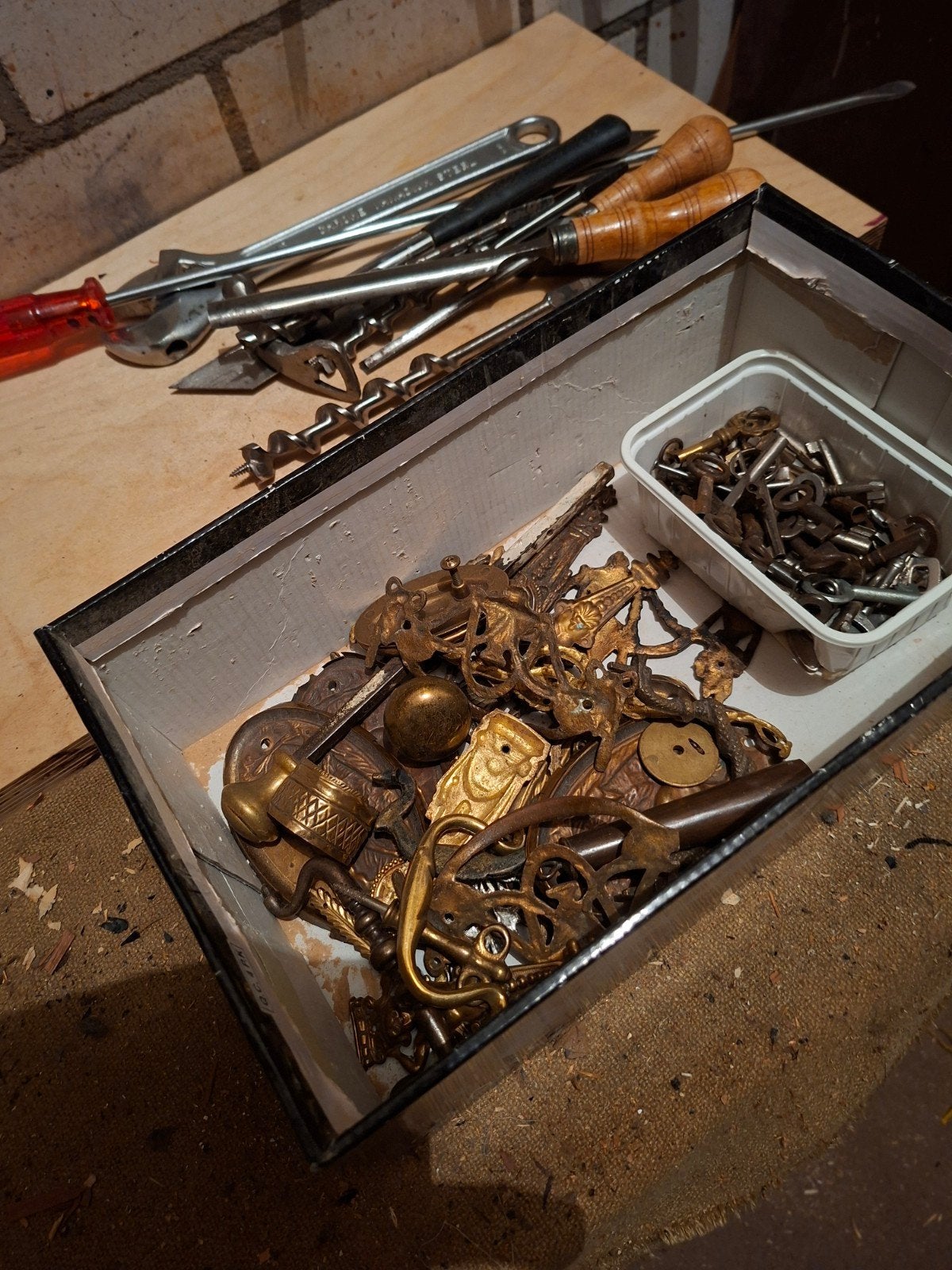 gereedschap  sleutels  en oud beslag ., Ophalen of Verzenden