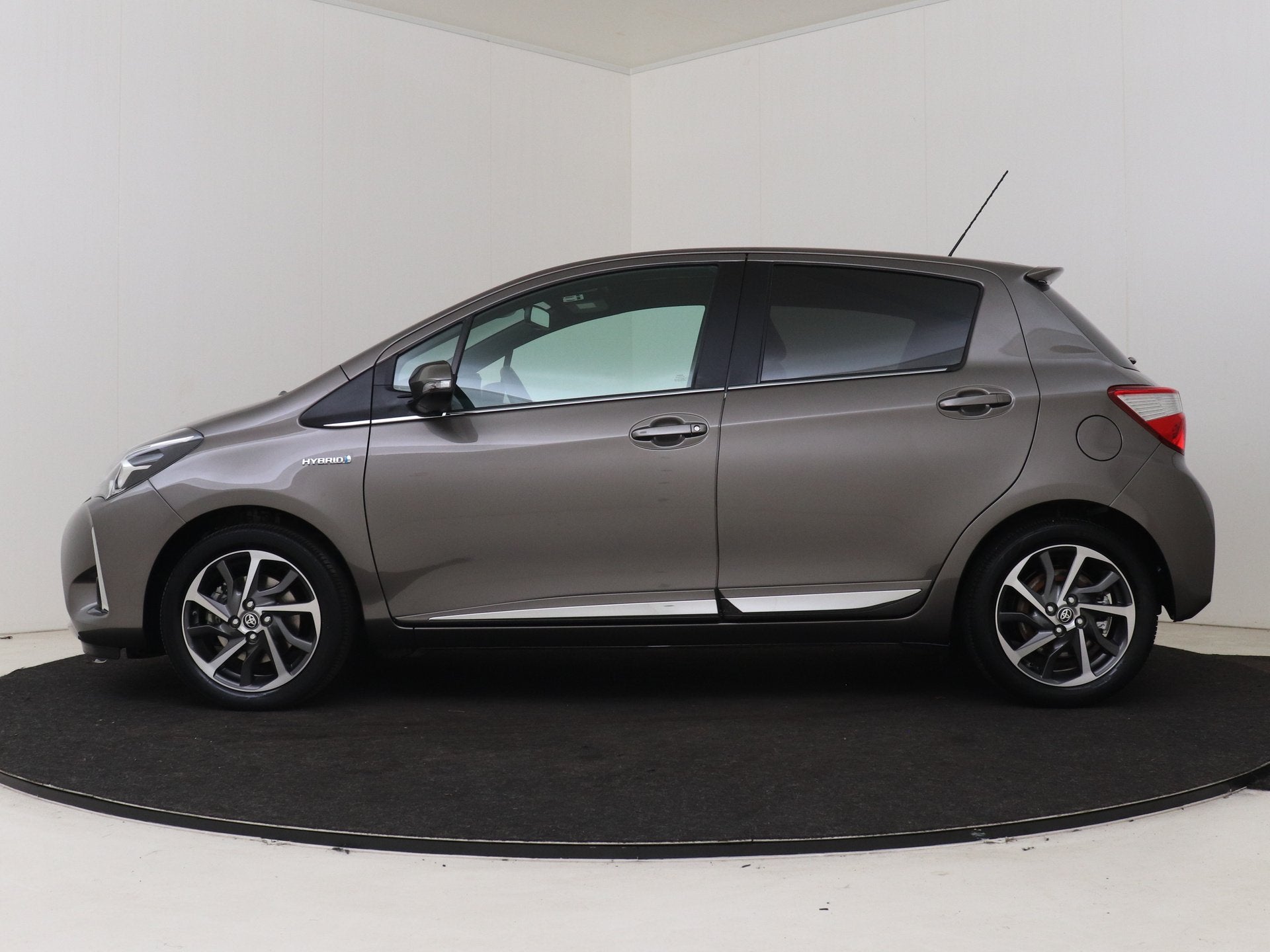 Toyota Yaris 1.5 Hybrid Premium | Dealer onderhouden | Panor, 12 maanden, Gebruikt, 4 cilinders, Leder en Stof