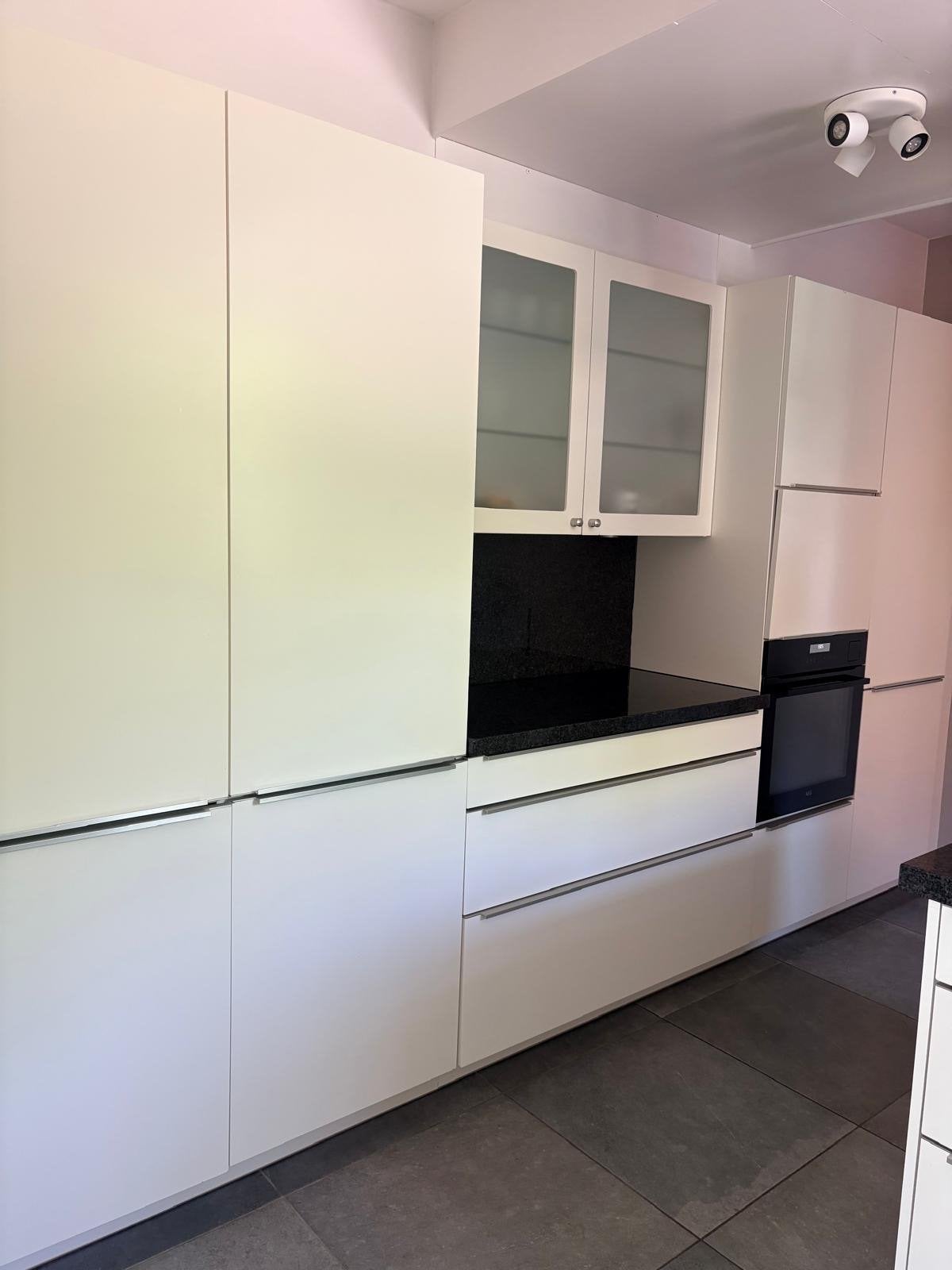Moderne keuken met schiereiland en AEG apparatuur, Ophalen, Gebruikt, Wit, Overige typen