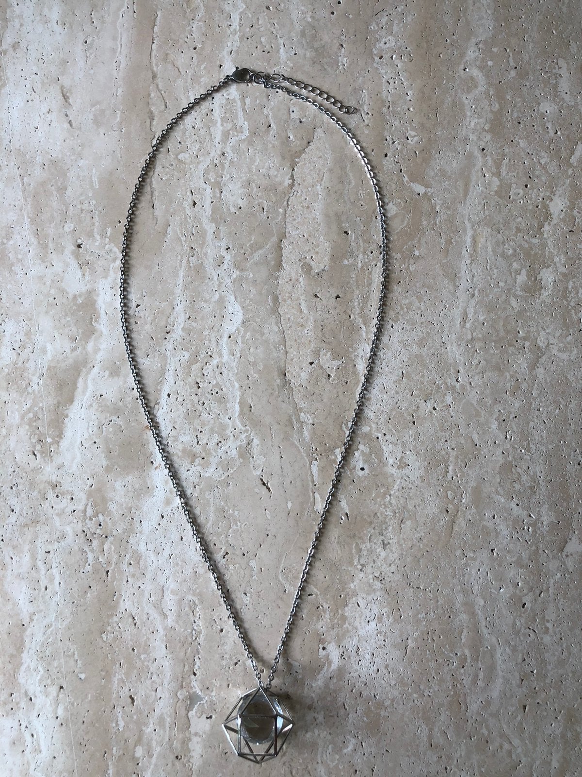 Zilverkleurige ketting met geometrische hanger en diamant, Overige materialen, Nieuw, Ophalen of Verzenden, Met edelsteen