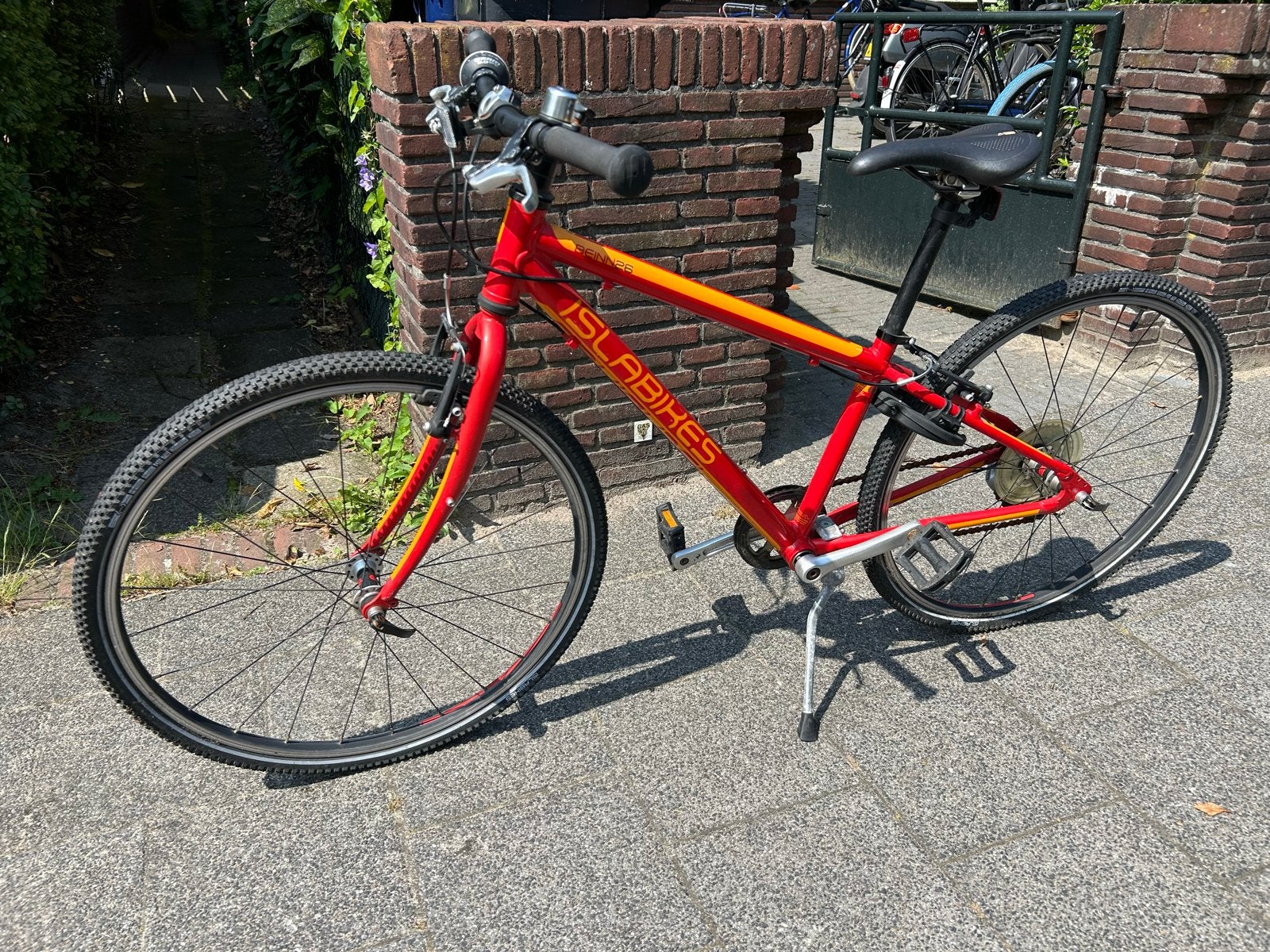 IslaBikes Beinn 26 Kinderfiets - Rood/Geel, Fietsen en Brommers, Ophalen, Gebruikt, Velgrem, 20 inch of meer