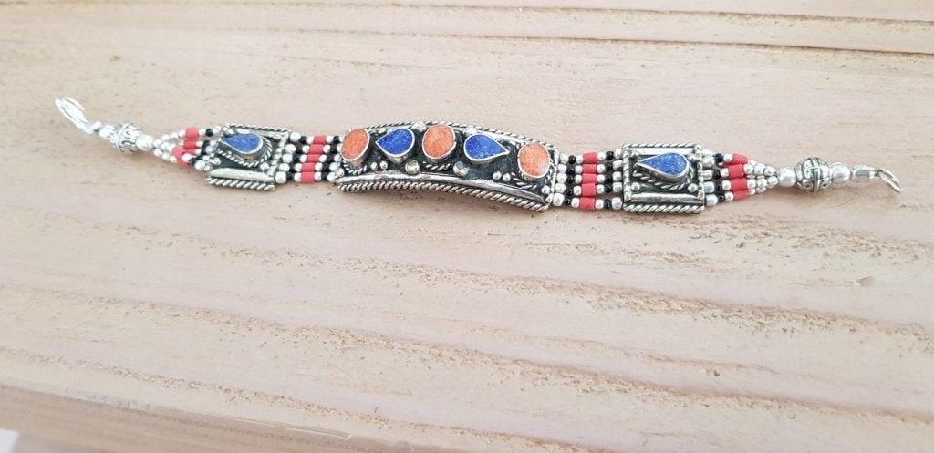 Tibetaans zilveren armband met sponskoraal en Lapis