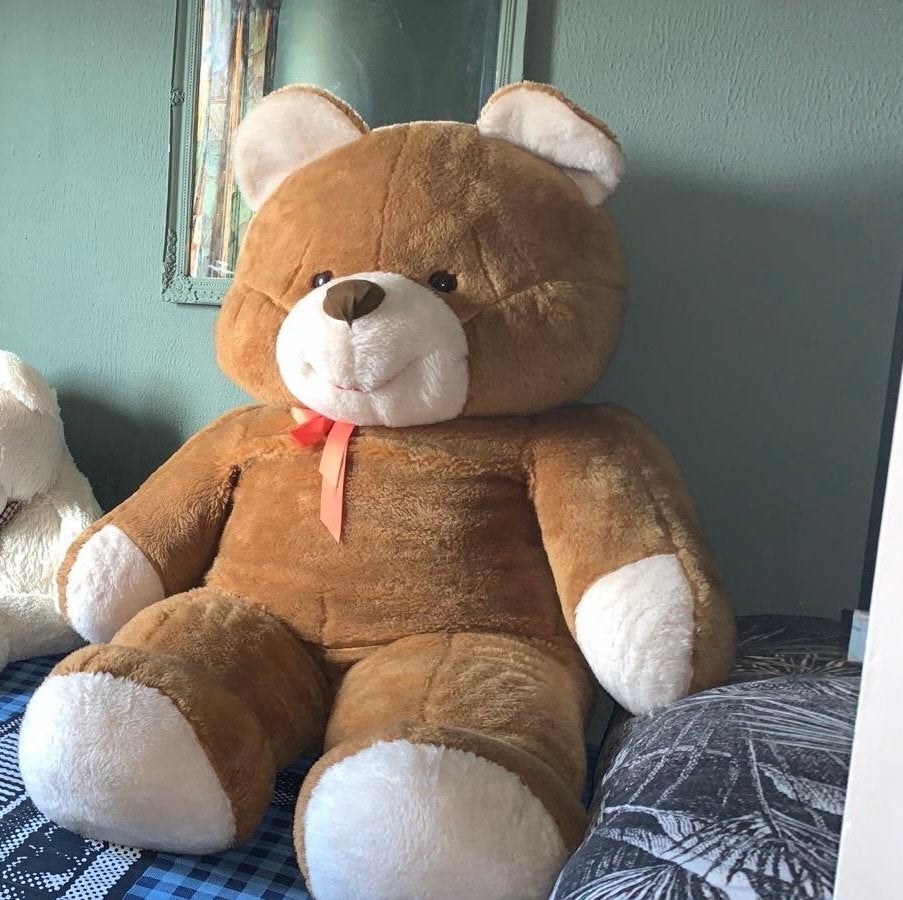 Grote knuffelbeer - Bruin met rode strik, Beer, Ophalen of Verzenden, Zo goed als nieuw, Met kleding of accessoire
