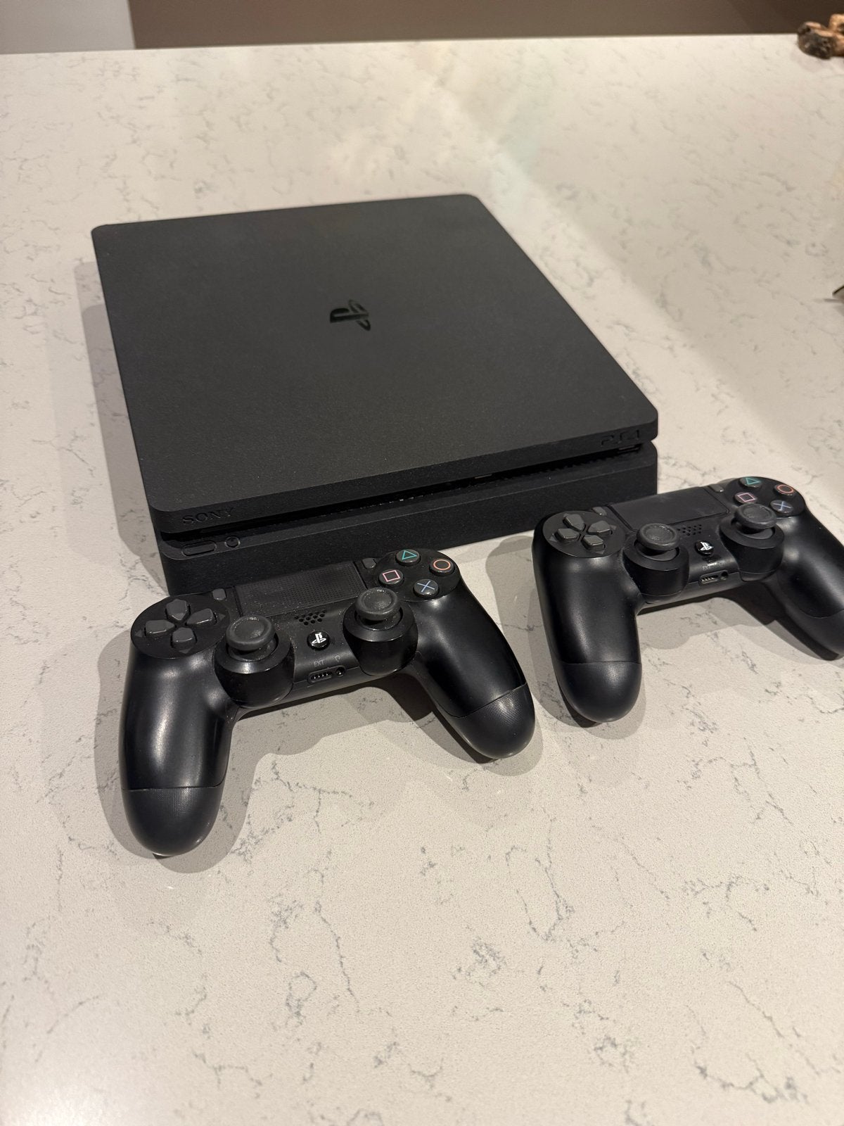 PlayStation 4 Slim met 2 controllers, Spelcomputers en Games, Met 2 controllers, Ophalen of Verzenden, Zo goed als nieuw, 1 TB
