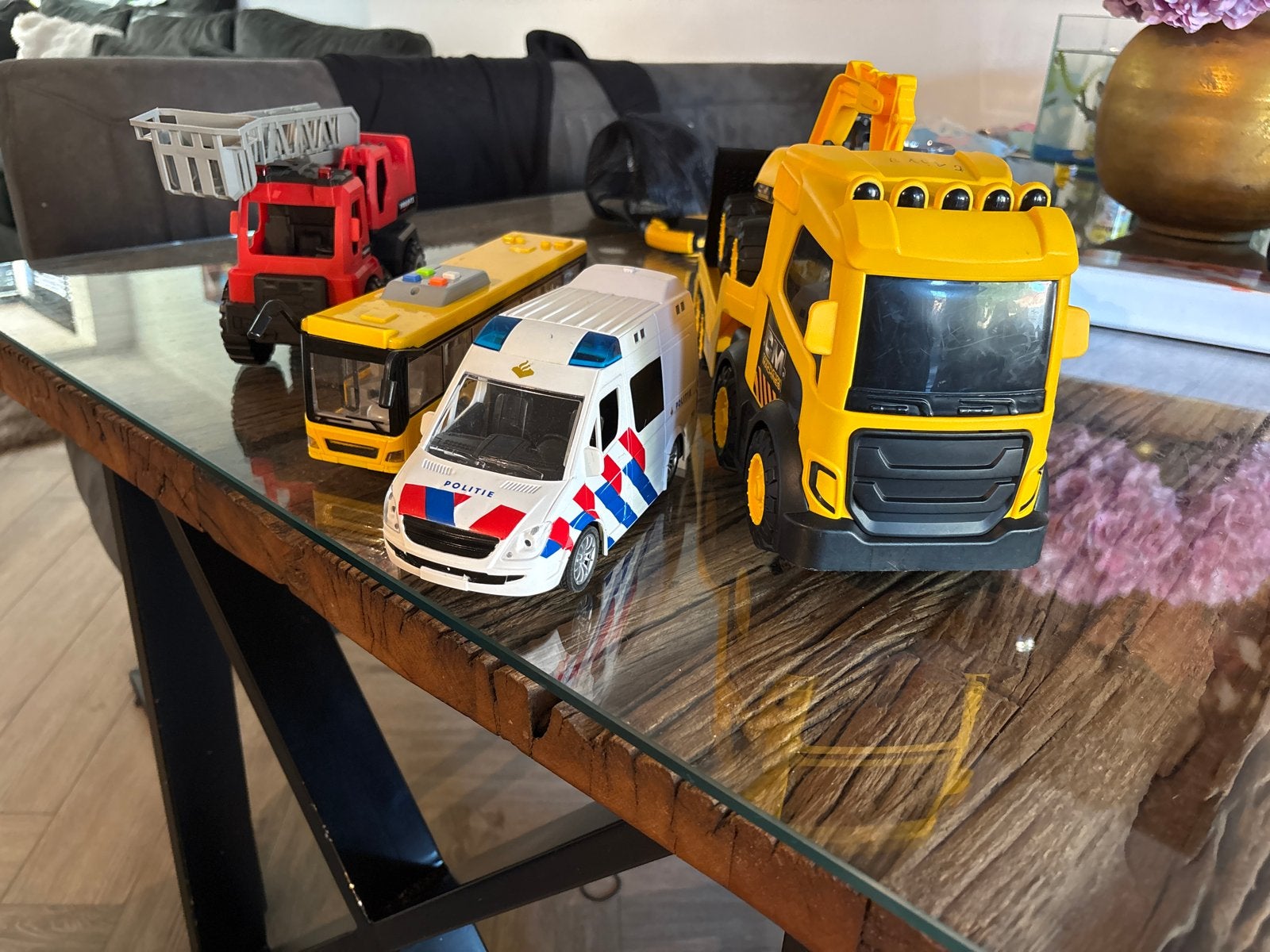 Speelgoedvoertuigen set: Brandweer, Bus, Politie, Graafmachi, Ophalen, Gebruikt